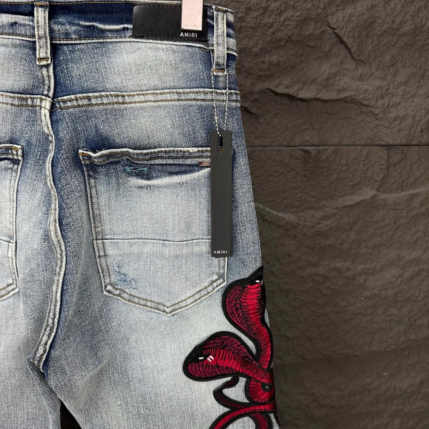 P250 AMIRI 2025 new limited edition embroidered cobra 🐍 Couple style washed stretch jeans 🔥High version 🔥High version 🔥 Top ceiling quality Styles with different washed textures are very friendly to people with thin legs and thick legs. The straight and slim version is very flattering to the leg shape. Moderate length that never goes out of style, easy and casual to match, basic styling for various styles, a must-have in the wardrobe! There are multiple embroidered badges on the trouser legs, making them look more workmanlike and eye-catching! The fabric is stiff but also makes the upper body soft without losing texture. The washing process is even more perfect. It is a must-have item for everyone! ! ! Washed wheat, hang tag, pants label, complete with three labels Color: blue embroidery, red embroidery Size: 28, 30, 32, 34, 36 (five sizes)