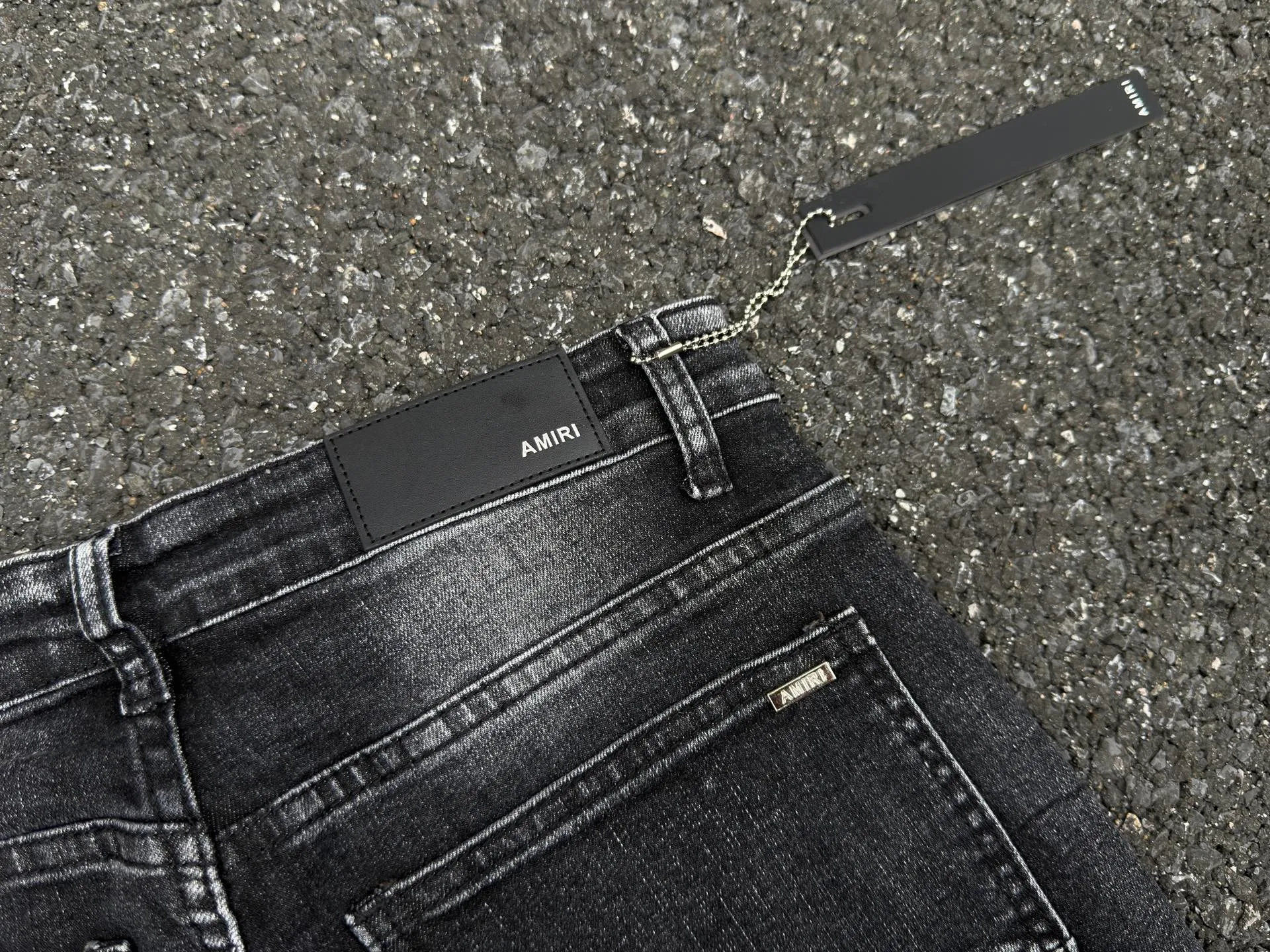 -Size details P240 💰AM01 AMIRI new jeans washed ripped whiskers patch leather denim trousers for men and women same size Size: S-XL (28-34)