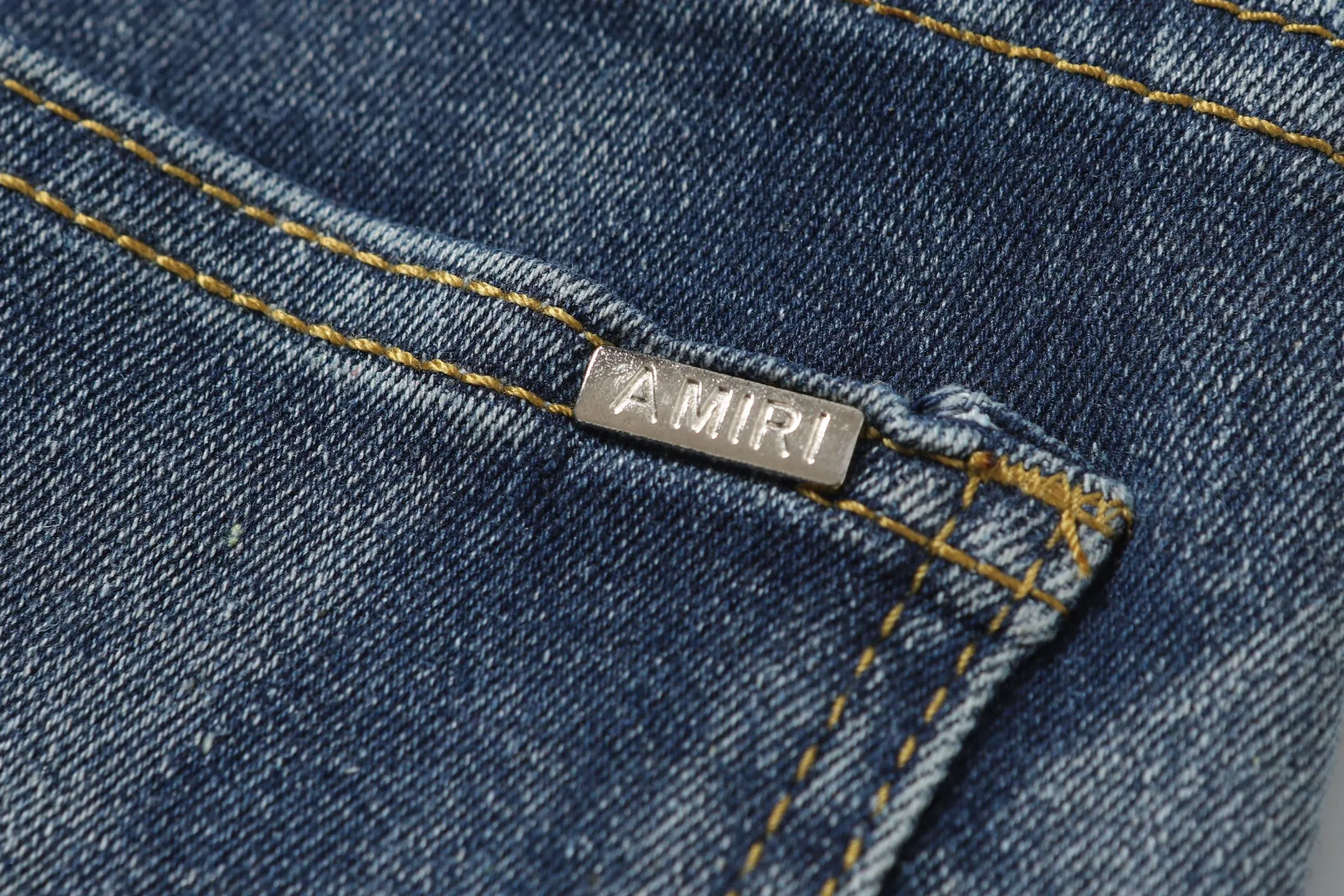 P256 Actual photo [High quality] Code: M742 Color: Picture color Size: S to XXXL AMIRI patch embroidery jeans trousers AMIRI high street basic ripped jeans trousers Amiri brand jeans break the production process and cutting of the original jeans, the fabrics are softer and more comfortable Hand-sewn collar label Customized logo buttons Genuine leather label size Pants length Waist Hips Unit cm S 98 68 100 M 99 72 104 L 100 76 108 XL 101 80 112 XXL 102 84 116 XXXL 103 88 120