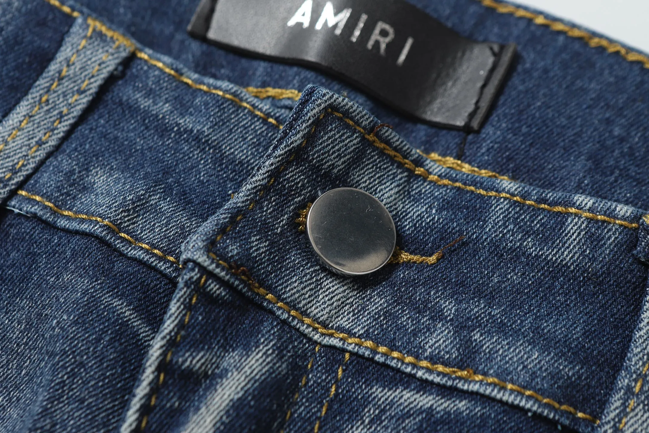 P256 Actual photo [High quality] Code: M742 Color: Picture color Size: S to XXXL AMIRI patch embroidery jeans trousers AMIRI high street basic ripped jeans trousers Amiri brand jeans break the production process and cutting of the original jeans, the fabrics are softer and more comfortable Hand-sewn collar label Customized logo buttons Genuine leather label size Pants length Waist Hips Unit cm S 98 68 100 M 99 72 104 L 100 76 108 XL 101 80 112 XXL 102 84 116 XXXL 103 88 120