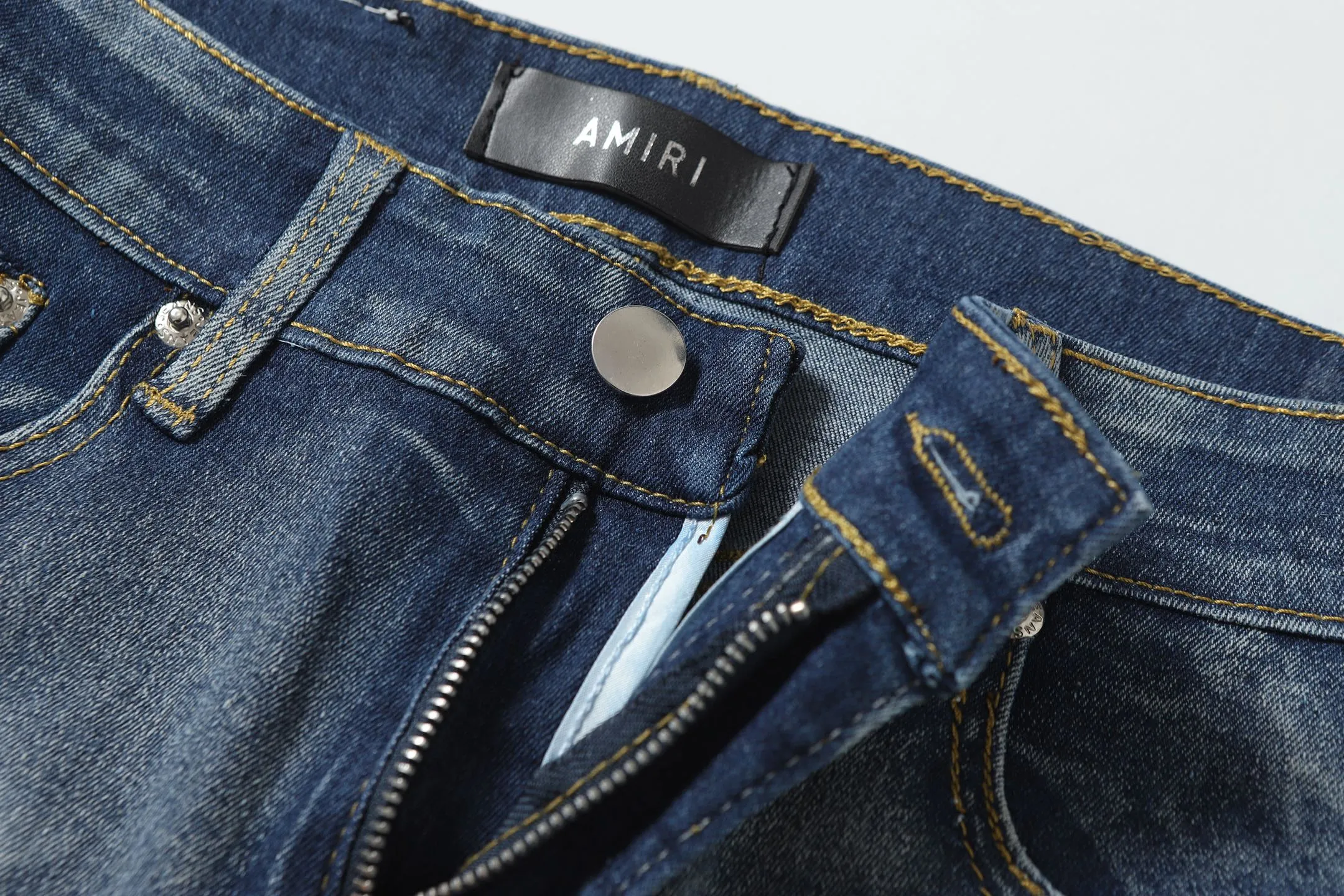 P256 Actual photo [High quality] Code: M742 Color: Picture color Size: S to XXXL AMIRI patch embroidery jeans trousers AMIRI high street basic ripped jeans trousers Amiri brand jeans break the production process and cutting of the original jeans, the fabrics are softer and more comfortable Hand-sewn collar label Customized logo buttons Genuine leather label size Pants length Waist Hips Unit cm S 98 68 100 M 99 72 104 L 100 76 108 XL 101 80 112 XXL 102 84 116 XXXL 103 88 120
