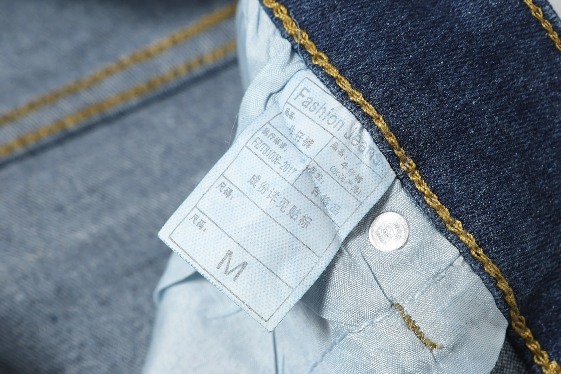 P256 Actual photo [High quality] Code: M742 Color: Picture color Size: S to XXXL AMIRI patch embroidery jeans trousers AMIRI high street basic ripped jeans trousers Amiri brand jeans break the production process and cutting of the original jeans, the fabrics are softer and more comfortable Hand-sewn collar label Customized logo buttons Genuine leather label size Pants length Waist Hips Unit cm S 98 68 100 M 99 72 104 L 100 76 108 XL 101 80 112 XXL 102 84 116 XXXL 103 88 120