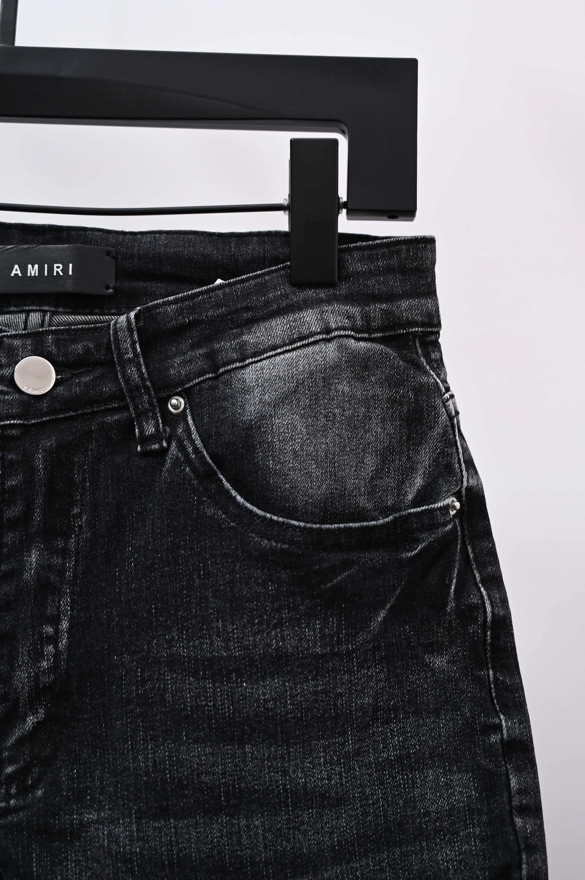 P250 Style number: (A015) Amiri 2025 new frayed white leather embroidered letters couple style washed stretch jeans 🔥High version🔥High version🔥 Top ceiling quality Styles with different washed textures are very friendly to people with thin legs and thick legs. The straight and loose version is very flattering. Moderate length that never goes out of style, easy to match with casually, basic styling for various styles, a must-have in the wardrobe! The fabric is stiff but also makes the upper body soft without losing texture. The washing process is even more perfect. It is a must-have item for everyone! ! ! Washed wheat, tag, pants label, three complete labels Color: washed black Size: 28, 30, 32, 34 (four sizes)