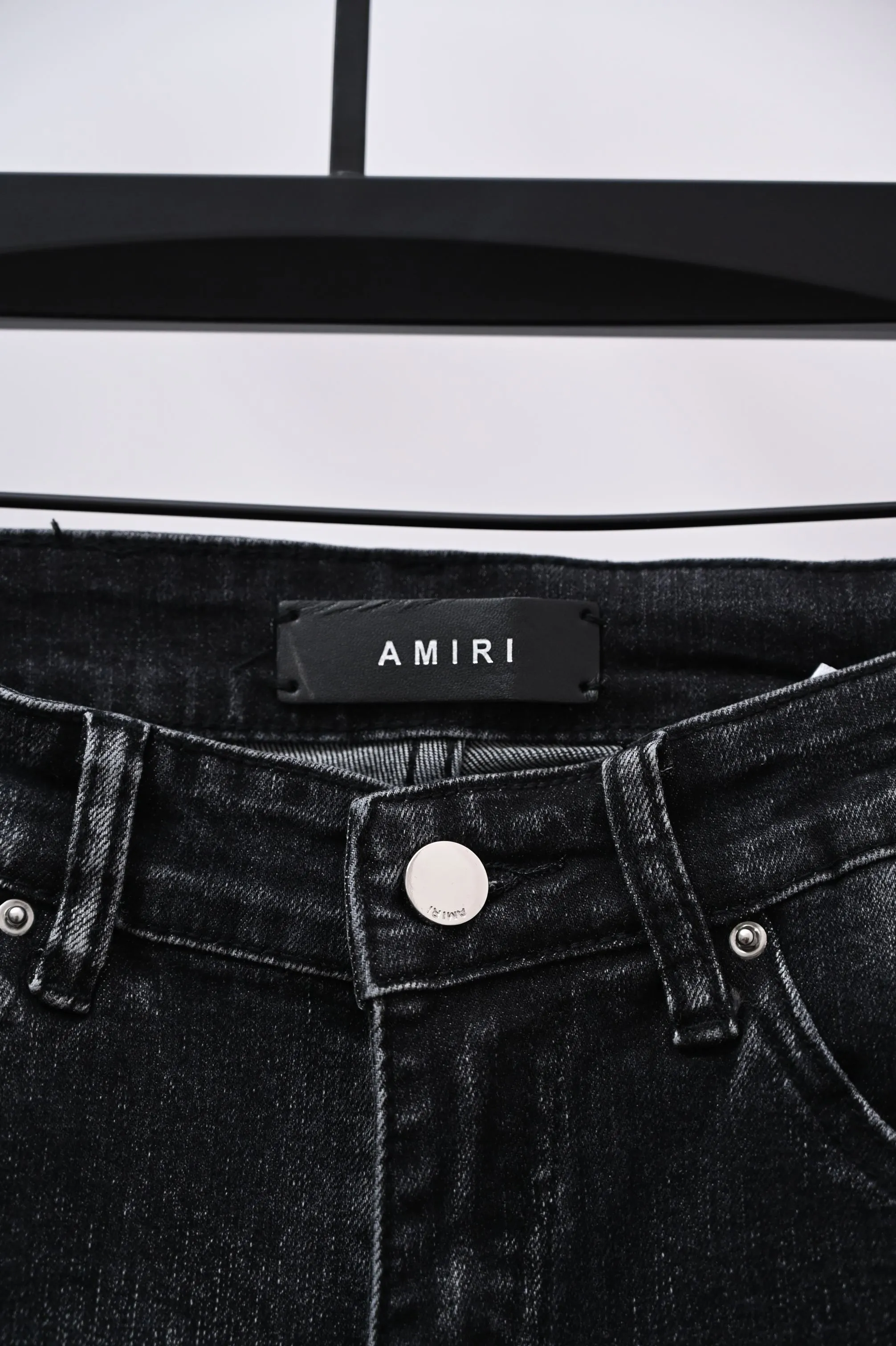 P250 Style number: (A015) Amiri 2025 new frayed white leather embroidered letters couple style washed stretch jeans 🔥High version🔥High version🔥 Top ceiling quality Styles with different washed textures are very friendly to people with thin legs and thick legs. The straight and loose version is very flattering. Moderate length that never goes out of style, easy to match with casually, basic styling for various styles, a must-have in the wardrobe! The fabric is stiff but also makes the upper body soft without losing texture. The washing process is even more perfect. It is a must-have item for everyone! ! ! Washed wheat, tag, pants label, three complete labels Color: washed black Size: 28, 30, 32, 34 (four sizes)