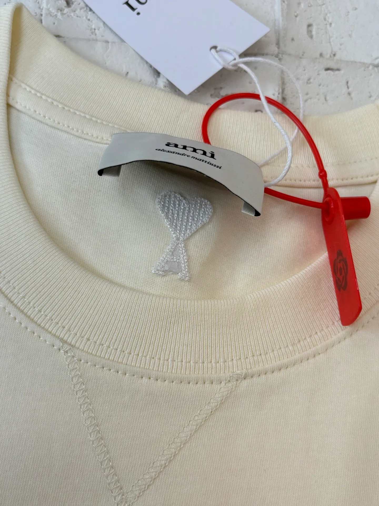 🅿️260 Ami Paris*/25Ss new capsule embroidery short-sleeved T-shirt. Customized luxurious and high-quality cotton essence. Soft and delicate, comfortable and skin-friendly. Pure beige as the main color, as soft and tolerant as clouds. Blue, white and red AMI capsule embroidery on the chest. The collision of blue, white and red colors is like a smart artistic symbol. It complements the rear ❤️A to add brand recognition with a minimalist shape. Contains the soul of fashion, adopts imported machine embroidery technology, uses advanced computer control systems and precision mechanical components to realize Ami capsule three-color embroidery and ❤️A embroidery operations with high precision, smooth and delicate lines Size: S/M/L/XL