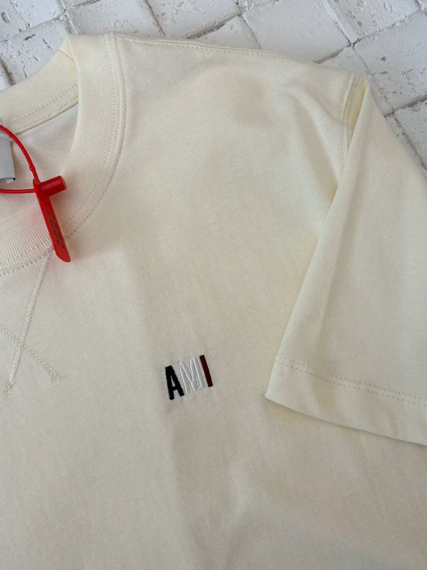 🅿️260 Ami Paris*/25Ss new capsule embroidery short-sleeved T-shirt. Customized luxurious and high-quality cotton essence. Soft and delicate, comfortable and skin-friendly. Pure beige as the main color, as soft and tolerant as clouds. Blue, white and red AMI capsule embroidery on the chest. The collision of blue, white and red colors is like a smart artistic symbol. It complements the rear ❤️A to add brand recognition with a minimalist shape. Contains the soul of fashion, adopts imported machine embroidery technology, uses advanced computer control systems and precision mechanical components to realize Ami capsule three-color embroidery and ❤️A embroidery operations with high precision, smooth and delicate lines Size: S/M/L/XL