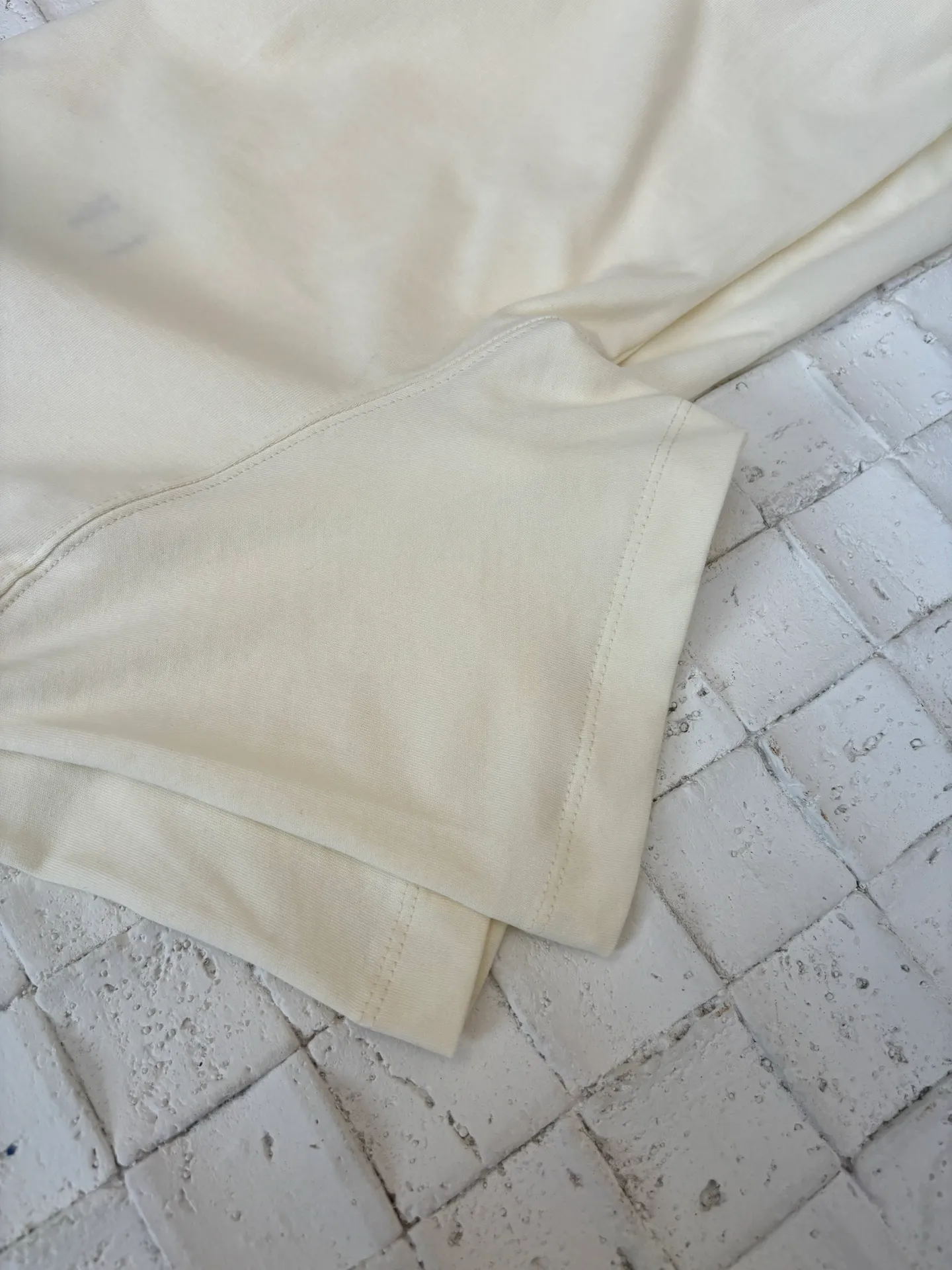 🅿️260 Ami Paris*/25Ss new capsule embroidery short-sleeved T-shirt. Customized luxurious and high-quality cotton essence. Soft and delicate, comfortable and skin-friendly. Pure beige as the main color, as soft and tolerant as clouds. Blue, white and red AMI capsule embroidery on the chest. The collision of blue, white and red colors is like a smart artistic symbol. It complements the rear ❤️A to add brand recognition with a minimalist shape. Contains the soul of fashion, adopts imported machine embroidery technology, uses advanced computer control systems and precision mechanical components to realize Ami capsule three-color embroidery and ❤️A embroidery operations with high precision, smooth and delicate lines Size: S/M/L/XL