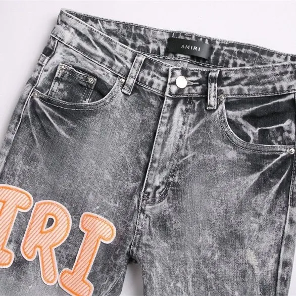 ￼#M17 P168💰 AMIRI patch embroidery jeans trousers AMIRI high street basic ripped tight elastic jeans trousers amiri brand jeans break the production process and cutting of the original jeans, the fabrics are softer and more comfortable Hand-sewn collar label Customized logo buttons Genuine leather tag Color: Picture color Size: 30-32-34-36
