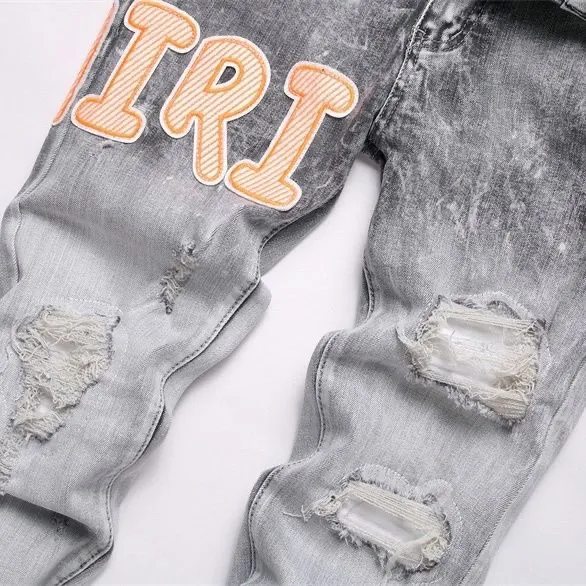 ￼#M17 P168💰 AMIRI patch embroidery jeans trousers AMIRI high street basic ripped tight elastic jeans trousers amiri brand jeans break the production process and cutting of the original jeans, the fabrics are softer and more comfortable Hand-sewn collar label Customized logo buttons Genuine leather tag Color: Picture color Size: 30-32-34-36