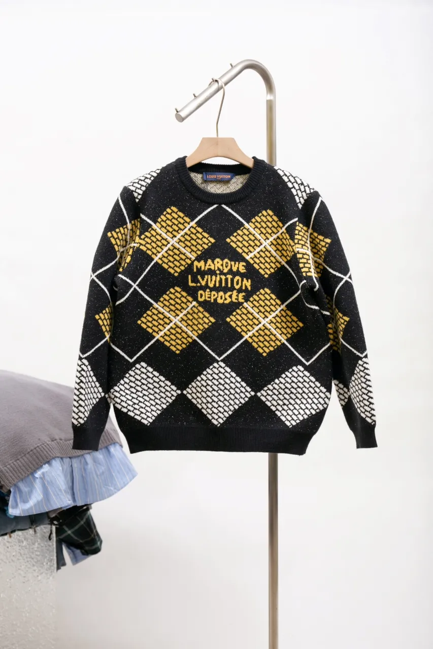 LV 2024FW Autumn and Winter New Style Cotton-wool blended round-neck long-sleeved sweater Custom knitted jacquard texture Damier pattern turned into retro plaid Marque L.Vuitton Deposée logo on chest Ribbed collar, cuffs and hem Slightly loose fit Uniform for men and women Size: S M L XL