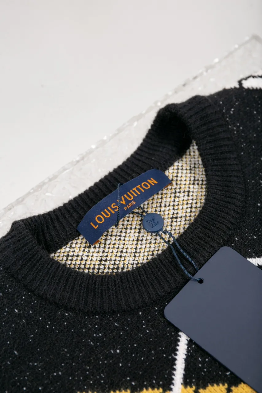 LV 2024FW Autumn and Winter New Style Cotton-wool blended round-neck long-sleeved sweater Custom knitted jacquard texture Damier pattern turned into retro plaid Marque L.Vuitton Deposée logo on chest Ribbed collar, cuffs and hem Slightly loose fit Uniform for men and women Size: S M L XL