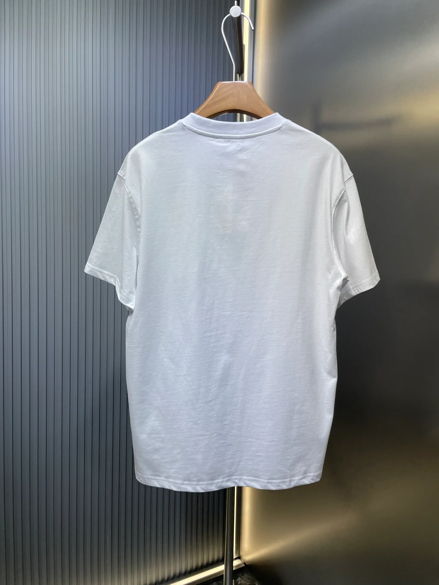 🅿️250 Ami Paris 🌟【Top replica】Love embossed short-sleeved custom-made brocade cotton. Soft and delicate, comfortable and close to the skin. Indulge in the depth of black. The homogeneous three-dimensional love heart jumps on the chest. It is embellished like a work of art. It complements the AMI embroidery on the back and adds brand recognition. It is the ultimate simplification of color and conveys the love and persistence of life. Process 1: High temperature three-dimensional embossing By accurately controlling temperature and pressure, the fiber chains will rearrange to form a three-dimensional concave and convex pattern, showing a unique three-dimensional love effect. Process 2: Using imported machine embroidery technology. Using advanced computer control systems and precision mechanical components to achieve Ami embroidery operations with high precision and smooth and delicate lines. Process 3: The fabrics are washed and have a better hand feel. Not easy to deform, not easy to shrink, not easy to fade, and maintain long-term beauty. Accessories: Customized 1:1 Ami trademark Fit: Loose fit Size: S M L XL