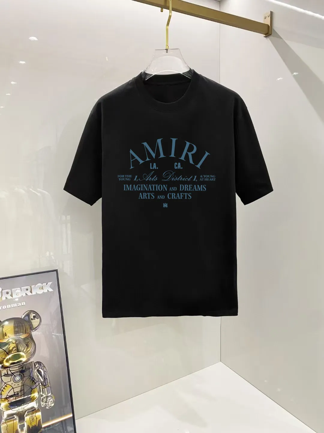 P140 AMIRI# 2025 spring and summer new style debut counter, the latest short-sleeved round neck T-shirt, high-end custom design, avant-garde and fashionable! The brand logo is designed with heavy craftsmanship. High-end customized 250g Xinjiang long-staple cotton fabric. Soft to the touch. Comfortable to wear. Exquisite stitching at the counter level. Fine workmanship. The upper body effect is incomparably handsome! A must-have item for a stylish man! Color: black. White! Size: S M L