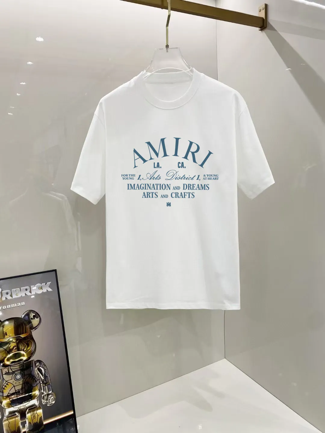 P140 AMIRI# 2025 spring and summer new style debut counter, the latest short-sleeved round neck T-shirt, high-end custom design, avant-garde and fashionable! The brand logo is designed with heavy craftsmanship. High-end customized 250g Xinjiang long-staple cotton fabric. Soft to the touch. Comfortable to wear. Exquisite stitching at the counter level. Fine workmanship. The upper body effect is incomparably handsome! A must-have item for a stylish man! Color: black. White! Size: S M L