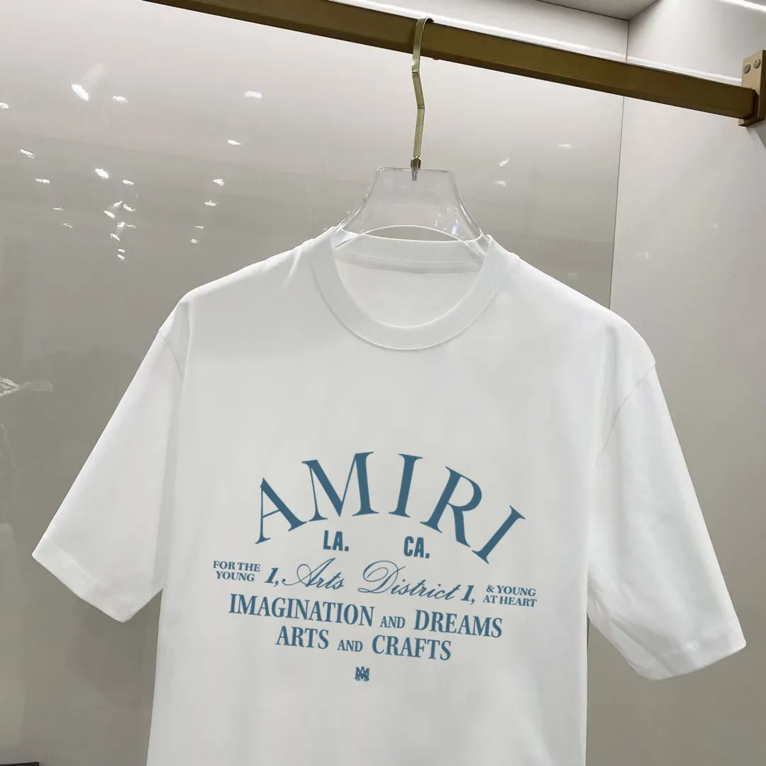 P140 AMIRI# 2025 spring and summer new style debut counter, the latest short-sleeved round neck T-shirt, high-end custom design, avant-garde and fashionable! The brand logo is designed with heavy craftsmanship. High-end customized 250g Xinjiang long-staple cotton fabric. Soft to the touch. Comfortable to wear. Exquisite stitching at the counter level. Fine workmanship. The upper body effect is incomparably handsome! A must-have item for a stylish man! Color: black. White! Size: S M L