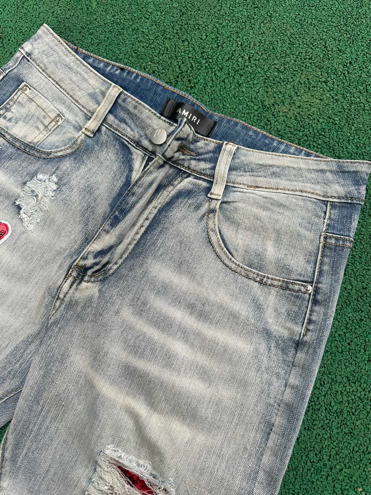 P186 💰 AMIRI patch embroidery jeans trousers AMIRI high street basic ripped tight elastic jeans trousers amiri brand jeans break the production process and cutting of the original jeans, the fabrics are softer and more comfortable Hand-sewn collar label Customized logo buttons Genuine leather tag Color: Picture color Size: 30-32-34-36