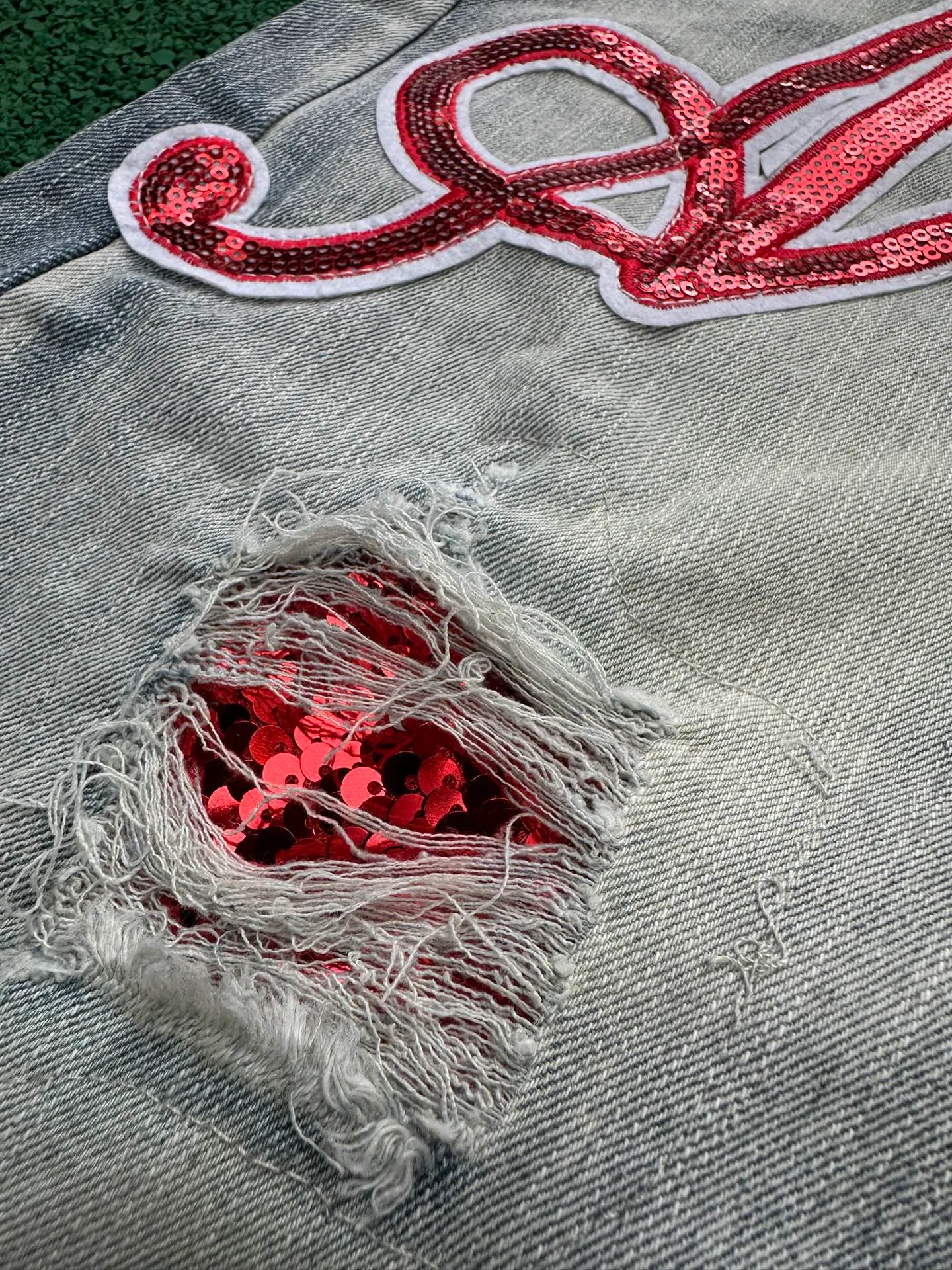 P186 💰 AMIRI patch embroidery jeans trousers AMIRI high street basic ripped tight elastic jeans trousers amiri brand jeans break the production process and cutting of the original jeans, the fabrics are softer and more comfortable Hand-sewn collar label Customized logo buttons Genuine leather tag Color: Picture color Size: 30-32-34-36