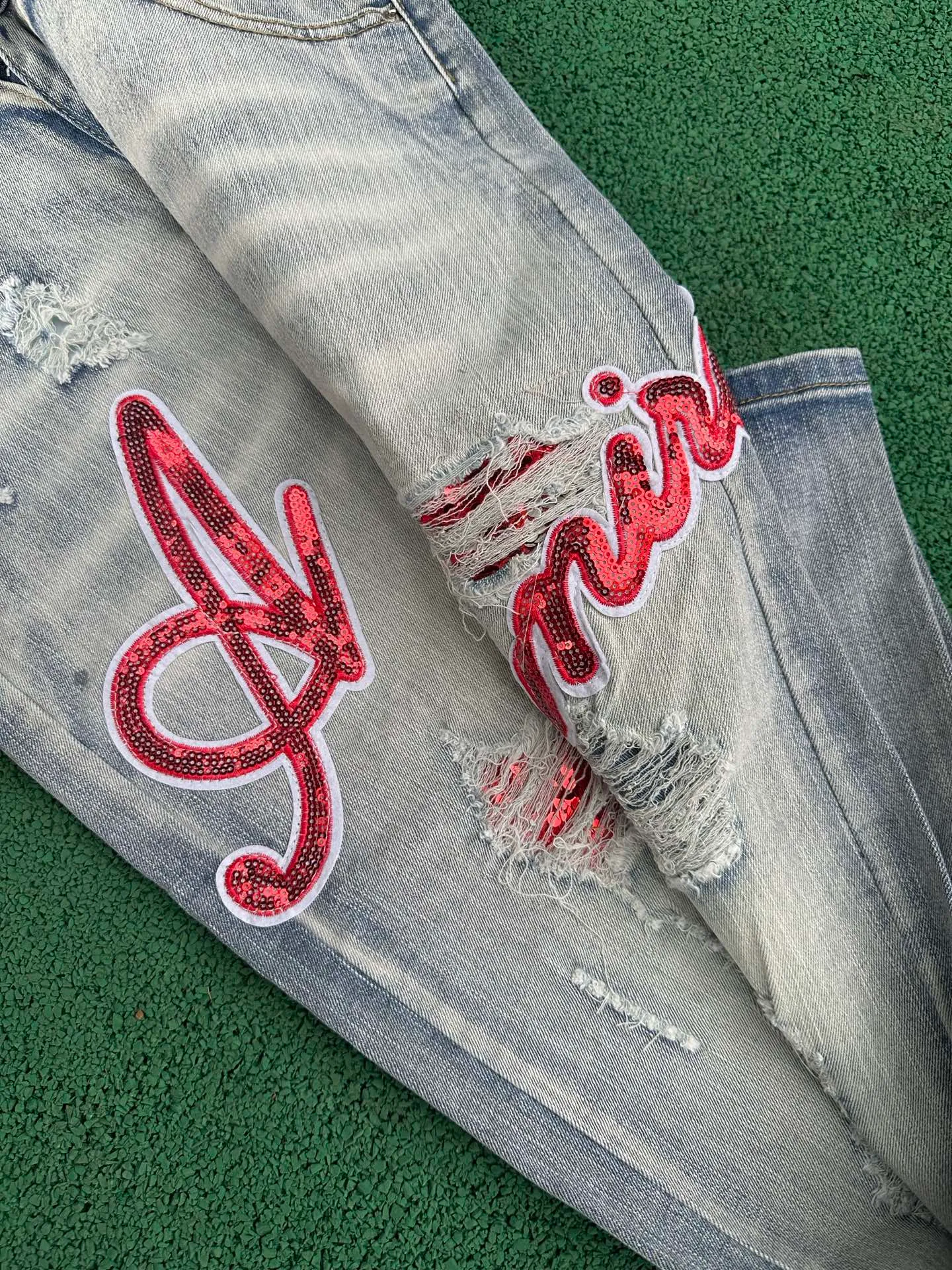 P186 💰 AMIRI patch embroidery jeans trousers AMIRI high street basic ripped tight elastic jeans trousers amiri brand jeans break the production process and cutting of the original jeans, the fabrics are softer and more comfortable Hand-sewn collar label Customized logo buttons Genuine leather tag Color: Picture color Size: 30-32-34-36