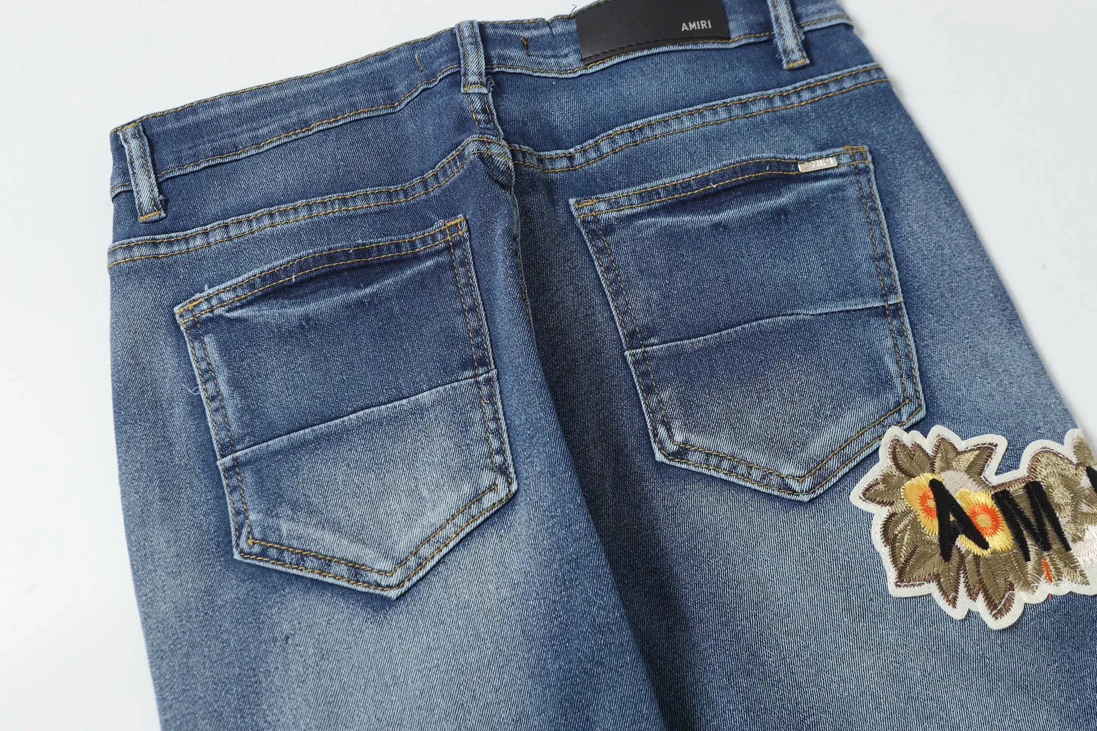 P280 AMIRI 25ss patch embroidery jeans trousers AMIRI high street basic ripped loose casual versatile jeans trousers amiri brand jeans break the production process and cutting of the original jeans, the fabrics are softer and more comfortable Hand-sewn collar label Customized logo buttons Genuine leather tag Color: Picture color Code number: 28-36
