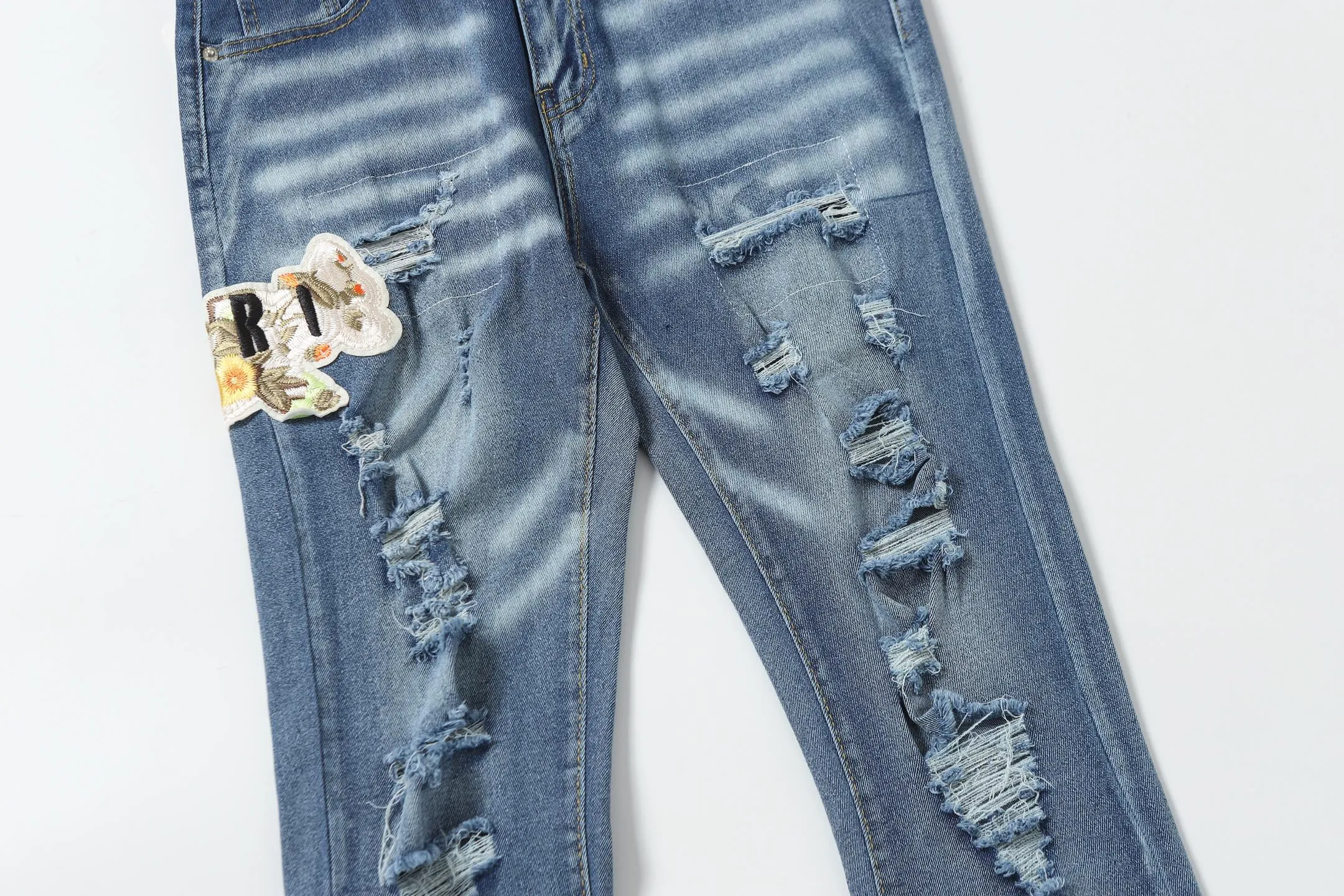 P280 AMIRI 25ss patch embroidery jeans trousers AMIRI high street basic ripped loose casual versatile jeans trousers amiri brand jeans break the production process and cutting of the original jeans, the fabrics are softer and more comfortable Hand-sewn collar label Customized logo buttons Genuine leather tag Color: Picture color Code number: 28-36