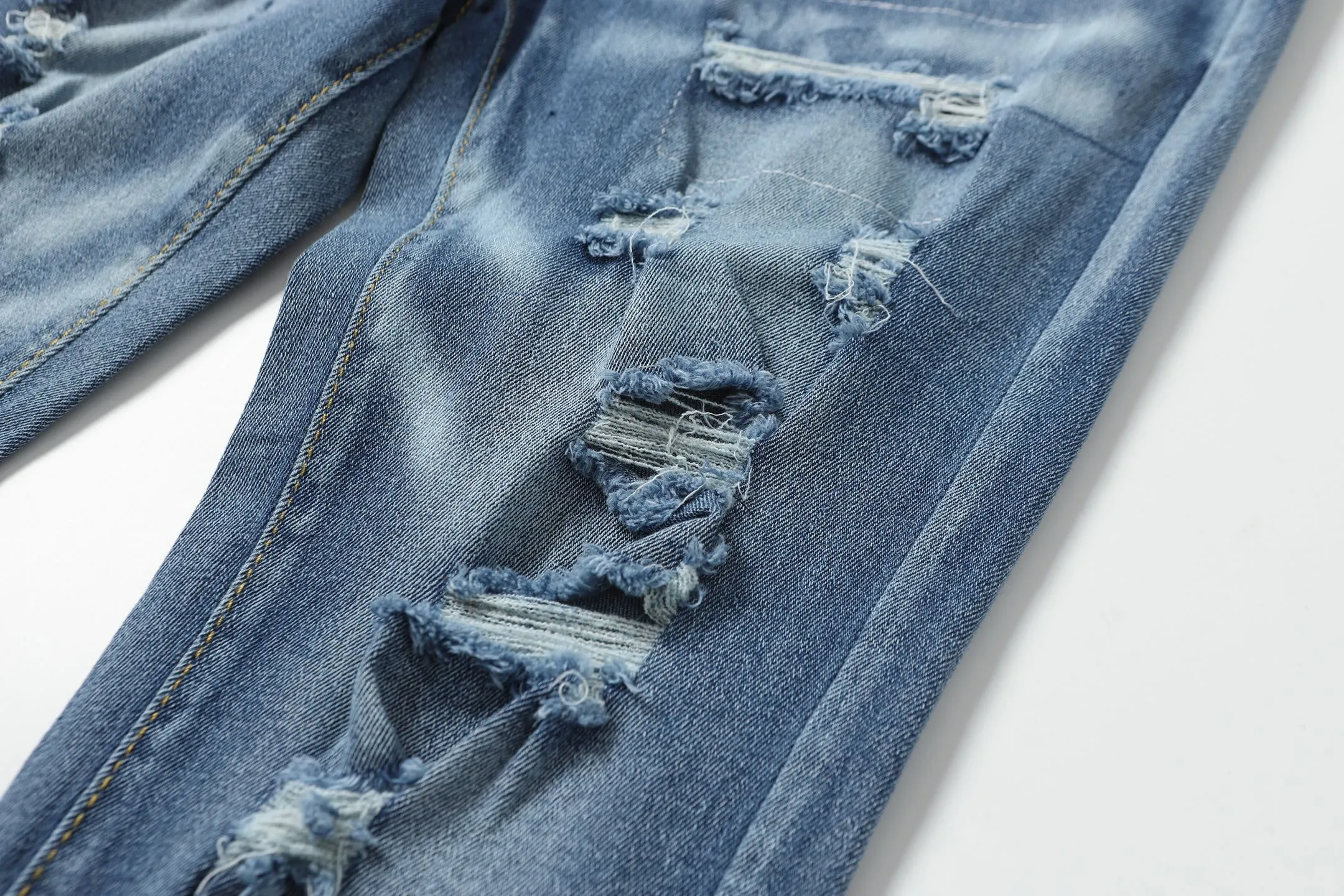 P280 AMIRI 25ss patch embroidery jeans trousers AMIRI high street basic ripped loose casual versatile jeans trousers amiri brand jeans break the production process and cutting of the original jeans, the fabrics are softer and more comfortable Hand-sewn collar label Customized logo buttons Genuine leather tag Color: Picture color Code number: 28-36