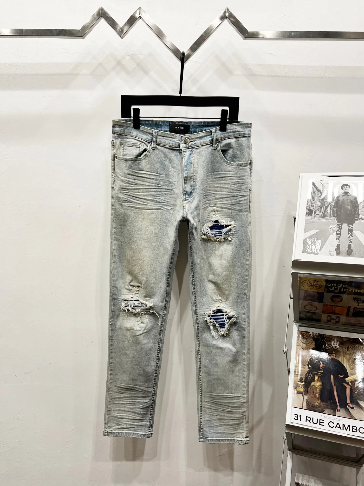 P240 Style No.: (K1220) AMIRI Splashed Ink Hot Diamond White Diamond Washed Distressed High Street Slim Jeans Trousers amiri is transliterated as Emil, which is the name of the founder. Mike Amiri, the founder of amiri, grew up in Los Angeles, USA. He was influenced by local street culture and Punk Rock since he was a child, so he founded the amiri brand named after himself. A variety of trendy clothing meets the needs of different fashion players. Amiri clothing has novel and unique styles and is a well-known street brand in the United States. The styles and styles of many clothes are loved by many street photographers. The various clothing styles meet the dressing needs of different people, show their unique temperament, and show the trend of dressing. amiri's jeans are relatively famous. Not only do they have many styles, but the quality of the jeans is also very good. Many celebrities have also worn amiri brand jeans.  The jeans of the amiri brand break through the production process and cutting of the original jeans. The fabrics are relatively soft and comfortable, and are not as hard as some jeans, which can irritate the skin and cause the skin to bleed when worn. Los Angeles trendy brand Amiri's jeans are made with great detail from tailoring to texture, adding wrinkles, bullet holes, damage and other details to add to the trendiness of the jeans. You can choose the style that suits you according to your own needs. Only when you wear a suitable style can you have a certain sense of fashion.  In recent years, high street has become a word that appears more and more frequently in men's clothing. High street style has also become an important direction for everyone's matching. High street-related items basically cannot avoid oversize or drop-shoulder tops. The lower body is matched with trackpants or tight-fitting denim. Among them, in my opinion, the most representative one is perhaps annihilation. What I bring to you today is the MX1 patchwork denim worn by many Internet celebrities in Xiaohongshu. It is operated by a Ningbo washing factory. Front and back. The trousers have a beautiful fading color with cat whiskers. Full of high-end sense. Knee part damage design with leather patchwork design. Already used as facade design. Leather waist nameplate. Customized crotch placket hardware. Engraving mold opening. The focus of this style is not on washing, but on the shape and version of the damage. The secret lies in the craftsmanship of the master. Later, the cost of fraying, horse cutting, knife cutting, etc. These hand-made products are far beyond comparison with assembly line products.  Color: washed blue Size: 28 30 32 34 (s-XL)