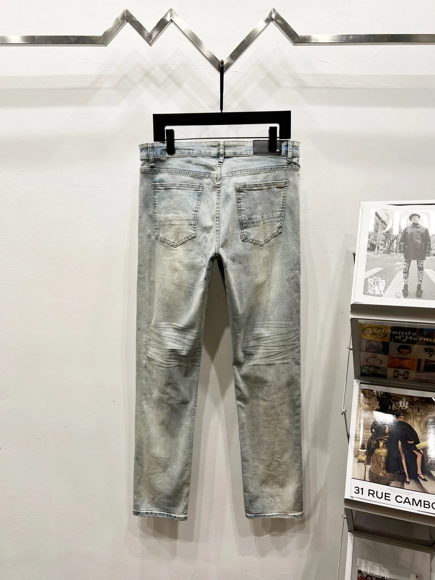 P240 Style No.: (K1220) AMIRI Splashed Ink Hot Diamond White Diamond Washed Distressed High Street Slim Jeans Trousers amiri is transliterated as Emil, which is the name of the founder. Mike Amiri, the founder of amiri, grew up in Los Angeles, USA. He was influenced by local street culture and Punk Rock since he was a child, so he founded the amiri brand named after himself. A variety of trendy clothing meets the needs of different fashion players. Amiri clothing has novel and unique styles and is a well-known street brand in the United States. The styles and styles of many clothes are loved by many street photographers. The various clothing styles meet the dressing needs of different people, show their unique temperament, and show the trend of dressing. amiri's jeans are relatively famous. Not only do they have many styles, but the quality of the jeans is also very good. Many celebrities have also worn amiri brand jeans.  The jeans of the amiri brand break through the production process and cutting of the original jeans. The fabrics are relatively soft and comfortable, and are not as hard as some jeans, which can irritate the skin and cause the skin to bleed when worn. Los Angeles trendy brand Amiri's jeans are made with great detail from tailoring to texture, adding wrinkles, bullet holes, damage and other details to add to the trendiness of the jeans. You can choose the style that suits you according to your own needs. Only when you wear a suitable style can you have a certain sense of fashion.  In recent years, high street has become a word that appears more and more frequently in men's clothing. High street style has also become an important direction for everyone's matching. High street-related items basically cannot avoid oversize or drop-shoulder tops. The lower body is matched with trackpants or tight-fitting denim. Among them, in my opinion, the most representative one is perhaps annihilation. What I bring to you today is the MX1 patchwork denim worn by many Internet celebrities in Xiaohongshu. It is operated by a Ningbo washing factory. Front and back. The trousers have a beautiful fading color with cat whiskers. Full of high-end sense. Knee part damage design with leather patchwork design. Already used as facade design. Leather waist nameplate. Customized crotch placket hardware. Engraving mold opening. The focus of this style is not on washing, but on the shape and version of the damage. The secret lies in the craftsmanship of the master. Later, the cost of fraying, horse cutting, knife cutting, etc. These hand-made products are far beyond comparison with assembly line products.  Color: washed blue Size: 28 30 32 34 (s-XL)