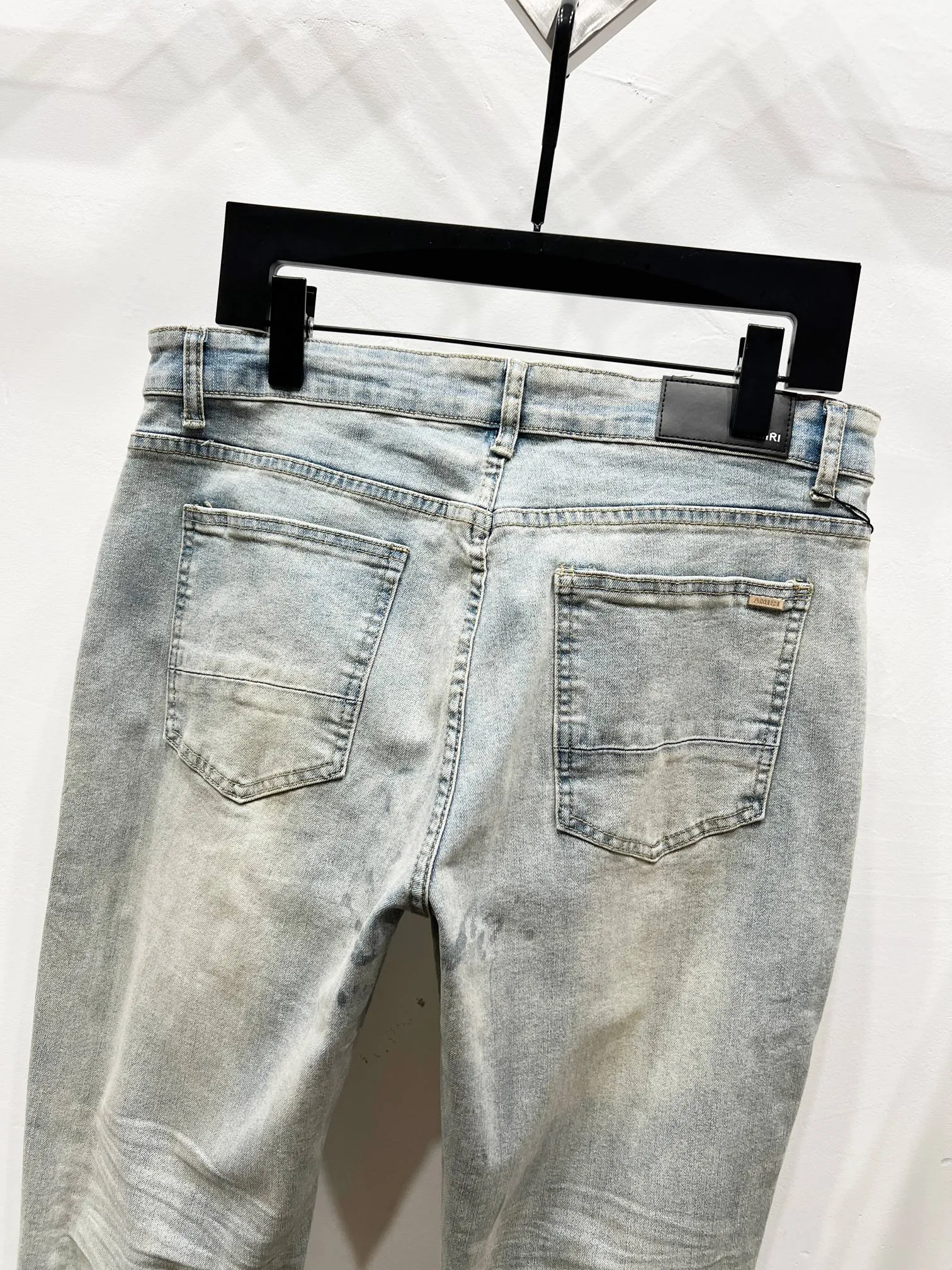 P240 Style No.: (K1220) AMIRI Splashed Ink Hot Diamond White Diamond Washed Distressed High Street Slim Jeans Trousers amiri is transliterated as Emil, which is the name of the founder. Mike Amiri, the founder of amiri, grew up in Los Angeles, USA. He was influenced by local street culture and Punk Rock since he was a child, so he founded the amiri brand named after himself. A variety of trendy clothing meets the needs of different fashion players. Amiri clothing has novel and unique styles and is a well-known street brand in the United States. The styles and styles of many clothes are loved by many street photographers. The various clothing styles meet the dressing needs of different people, show their unique temperament, and show the trend of dressing. amiri's jeans are relatively famous. Not only do they have many styles, but the quality of the jeans is also very good. Many celebrities have also worn amiri brand jeans.  The jeans of the amiri brand break through the production process and cutting of the original jeans. The fabrics are relatively soft and comfortable, and are not as hard as some jeans, which can irritate the skin and cause the skin to bleed when worn. Los Angeles trendy brand Amiri's jeans are made with great detail from tailoring to texture, adding wrinkles, bullet holes, damage and other details to add to the trendiness of the jeans. You can choose the style that suits you according to your own needs. Only when you wear a suitable style can you have a certain sense of fashion.  In recent years, high street has become a word that appears more and more frequently in men's clothing. High street style has also become an important direction for everyone's matching. High street-related items basically cannot avoid oversize or drop-shoulder tops. The lower body is matched with trackpants or tight-fitting denim. Among them, in my opinion, the most representative one is perhaps annihilation. What I bring to you today is the MX1 patchwork denim worn by many Internet celebrities in Xiaohongshu. It is operated by a Ningbo washing factory. Front and back. The trousers have a beautiful fading color with cat whiskers. Full of high-end sense. Knee part damage design with leather patchwork design. Already used as facade design. Leather waist nameplate. Customized crotch placket hardware. Engraving mold opening. The focus of this style is not on washing, but on the shape and version of the damage. The secret lies in the craftsmanship of the master. Later, the cost of fraying, horse cutting, knife cutting, etc. These hand-made products are far beyond comparison with assembly line products.  Color: washed blue Size: 28 30 32 34 (s-XL)