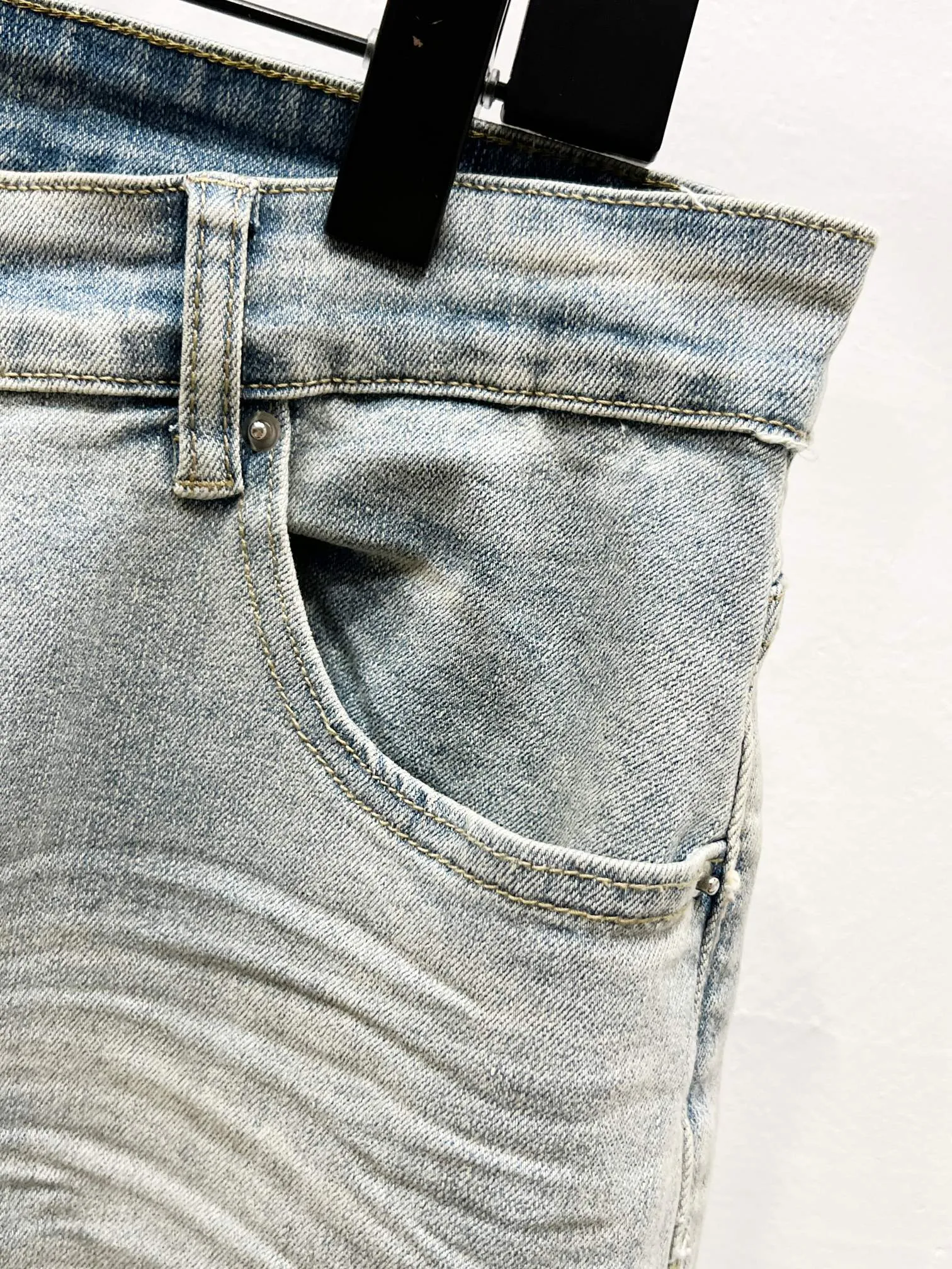 P240 Style No.: (K1220) AMIRI Splashed Ink Hot Diamond White Diamond Washed Distressed High Street Slim Jeans Trousers amiri is transliterated as Emil, which is the name of the founder. Mike Amiri, the founder of amiri, grew up in Los Angeles, USA. He was influenced by local street culture and Punk Rock since he was a child, so he founded the amiri brand named after himself. A variety of trendy clothing meets the needs of different fashion players. Amiri clothing has novel and unique styles and is a well-known street brand in the United States. The styles and styles of many clothes are loved by many street photographers. The various clothing styles meet the dressing needs of different people, show their unique temperament, and show the trend of dressing. amiri's jeans are relatively famous. Not only do they have many styles, but the quality of the jeans is also very good. Many celebrities have also worn amiri brand jeans.  The jeans of the amiri brand break through the production process and cutting of the original jeans. The fabrics are relatively soft and comfortable, and are not as hard as some jeans, which can irritate the skin and cause the skin to bleed when worn. Los Angeles trendy brand Amiri's jeans are made with great detail from tailoring to texture, adding wrinkles, bullet holes, damage and other details to add to the trendiness of the jeans. You can choose the style that suits you according to your own needs. Only when you wear a suitable style can you have a certain sense of fashion.  In recent years, high street has become a word that appears more and more frequently in men's clothing. High street style has also become an important direction for everyone's matching. High street-related items basically cannot avoid oversize or drop-shoulder tops. The lower body is matched with trackpants or tight-fitting denim. Among them, in my opinion, the most representative one is perhaps annihilation. What I bring to you today is the MX1 patchwork denim worn by many Internet celebrities in Xiaohongshu. It is operated by a Ningbo washing factory. Front and back. The trousers have a beautiful fading color with cat whiskers. Full of high-end sense. Knee part damage design with leather patchwork design. Already used as facade design. Leather waist nameplate. Customized crotch placket hardware. Engraving mold opening. The focus of this style is not on washing, but on the shape and version of the damage. The secret lies in the craftsmanship of the master. Later, the cost of fraying, horse cutting, knife cutting, etc. These hand-made products are far beyond comparison with assembly line products.  Color: washed blue Size: 28 30 32 34 (s-XL)