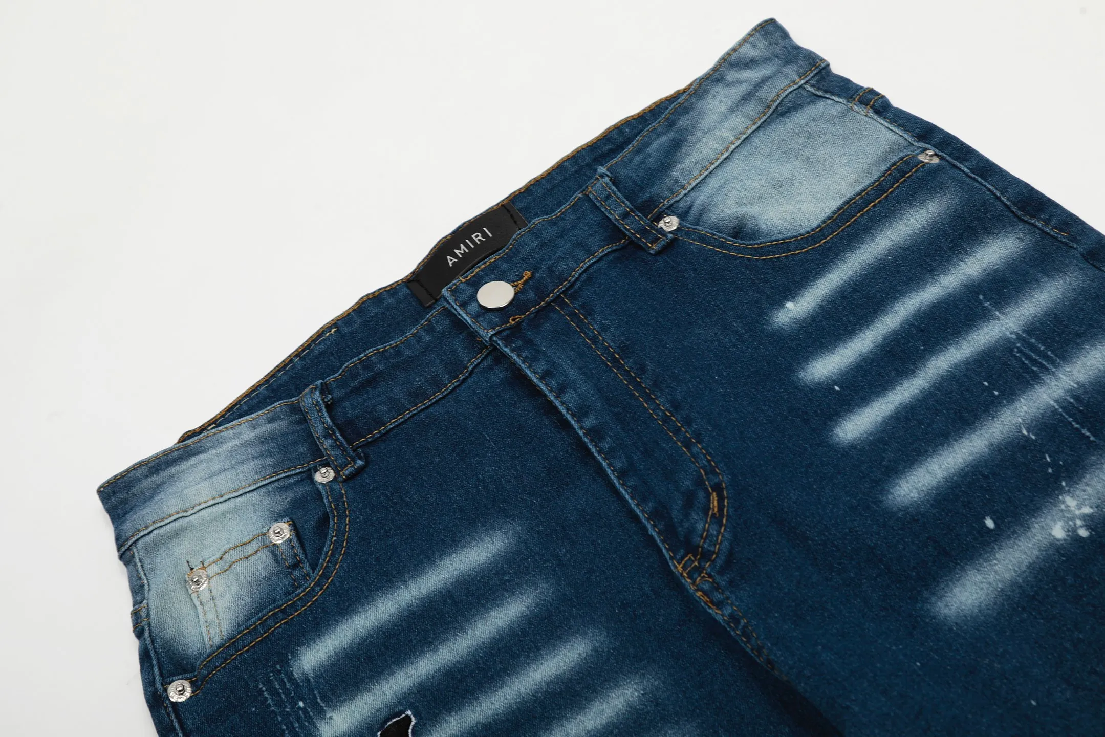￼#M05 P168💰 AMIRI splash-ink medal patch embroidered jeans trousers AMIRI high street basic ripped tight stretch jeans trousers Amiriamiri is transliterated as Emil, which is the name of the founder. Mike Amiri, the founder of amiri, grew up in Los Angeles, USA. He was influenced by the local street culture Rock since he was a child, so he founded the amiri brand named after himself. A variety of trendy clothing meets the needs of different trendy players. Amiri clothing has novel and unique styles and is a well-known street brand in the United States. Many of its styles and styles are loved by many street photographers. Various clothing styles meet the needs of different people, show their unique temperament, and show the trend of dressing. amiri's jeans are relatively famous. Not only do they have many styles, but the quality of the jeans is also very good. Many celebrities have also worn amiri brand jeans.  The jeans of the amiri brand break through the production process and cutting of the original jeans. The fabrics are relatively soft and comfortable, and are not as hard as some jeans, which can irritate the skin and cause the skin to bleed when worn. Los Angeles trendy brand Amiri's jeans are made with great detail from tailoring to texture, adding wrinkles, bullet holes, damage and other details to add to the trendiness of the jeans. You can choose the style that suits you according to your own needs. Only when you wear a suitable style can you have a certain sense of fashion.  In recent years, high street has become a word that appears more and more frequently in men's clothing. High street style has also become an important direction for everyone's matching. High street related items are basically inseparable from oversize or off-shoulder tops. The lower body is matched with trackpants or tight-fitting denim. In my opinion, the most representative one is perhaps annihilation. Color; picture color Size: 30-32-34-36