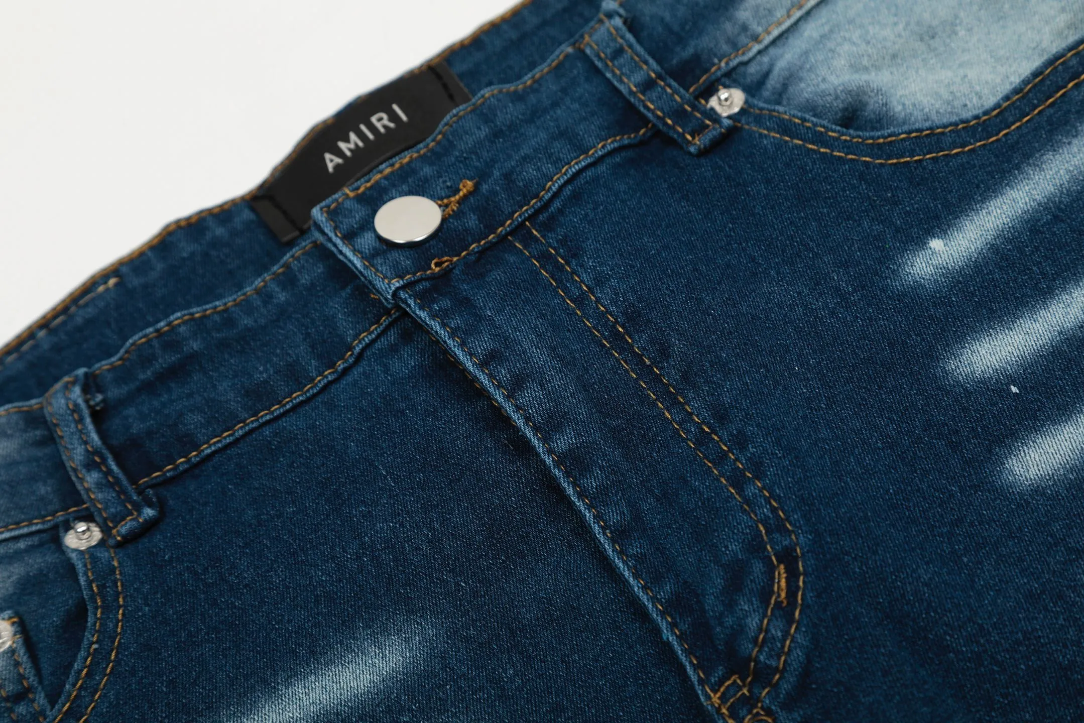 ￼#M05 P168💰 AMIRI splash-ink medal patch embroidered jeans trousers AMIRI high street basic ripped tight stretch jeans trousers Amiriamiri is transliterated as Emil, which is the name of the founder. Mike Amiri, the founder of amiri, grew up in Los Angeles, USA. He was influenced by the local street culture Rock since he was a child, so he founded the amiri brand named after himself. A variety of trendy clothing meets the needs of different trendy players. Amiri clothing has novel and unique styles and is a well-known street brand in the United States. Many of its styles and styles are loved by many street photographers. Various clothing styles meet the needs of different people, show their unique temperament, and show the trend of dressing. amiri's jeans are relatively famous. Not only do they have many styles, but the quality of the jeans is also very good. Many celebrities have also worn amiri brand jeans.  The jeans of the amiri brand break through the production process and cutting of the original jeans. The fabrics are relatively soft and comfortable, and are not as hard as some jeans, which can irritate the skin and cause the skin to bleed when worn. Los Angeles trendy brand Amiri's jeans are made with great detail from tailoring to texture, adding wrinkles, bullet holes, damage and other details to add to the trendiness of the jeans. You can choose the style that suits you according to your own needs. Only when you wear a suitable style can you have a certain sense of fashion.  In recent years, high street has become a word that appears more and more frequently in men's clothing. High street style has also become an important direction for everyone's matching. High street related items are basically inseparable from oversize or off-shoulder tops. The lower body is matched with trackpants or tight-fitting denim. In my opinion, the most representative one is perhaps annihilation. Color; picture color Size: 30-32-34-36