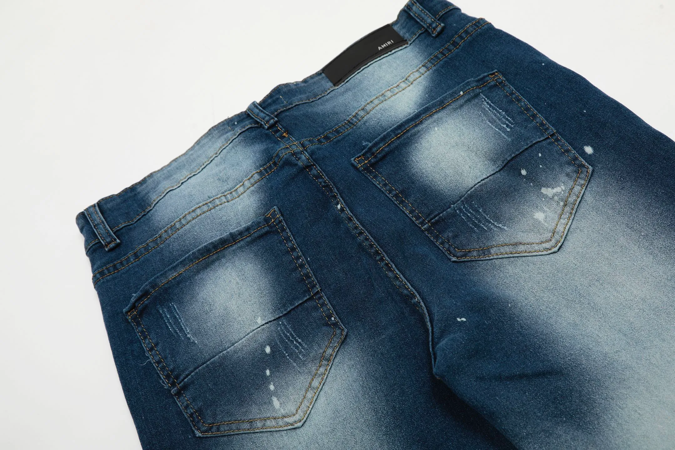 ￼#M05 P168💰 AMIRI splash-ink medal patch embroidered jeans trousers AMIRI high street basic ripped tight stretch jeans trousers Amiriamiri is transliterated as Emil, which is the name of the founder. Mike Amiri, the founder of amiri, grew up in Los Angeles, USA. He was influenced by the local street culture Rock since he was a child, so he founded the amiri brand named after himself. A variety of trendy clothing meets the needs of different trendy players. Amiri clothing has novel and unique styles and is a well-known street brand in the United States. Many of its styles and styles are loved by many street photographers. Various clothing styles meet the needs of different people, show their unique temperament, and show the trend of dressing. amiri's jeans are relatively famous. Not only do they have many styles, but the quality of the jeans is also very good. Many celebrities have also worn amiri brand jeans.  The jeans of the amiri brand break through the production process and cutting of the original jeans. The fabrics are relatively soft and comfortable, and are not as hard as some jeans, which can irritate the skin and cause the skin to bleed when worn. Los Angeles trendy brand Amiri's jeans are made with great detail from tailoring to texture, adding wrinkles, bullet holes, damage and other details to add to the trendiness of the jeans. You can choose the style that suits you according to your own needs. Only when you wear a suitable style can you have a certain sense of fashion.  In recent years, high street has become a word that appears more and more frequently in men's clothing. High street style has also become an important direction for everyone's matching. High street related items are basically inseparable from oversize or off-shoulder tops. The lower body is matched with trackpants or tight-fitting denim. In my opinion, the most representative one is perhaps annihilation. Color; picture color Size: 30-32-34-36