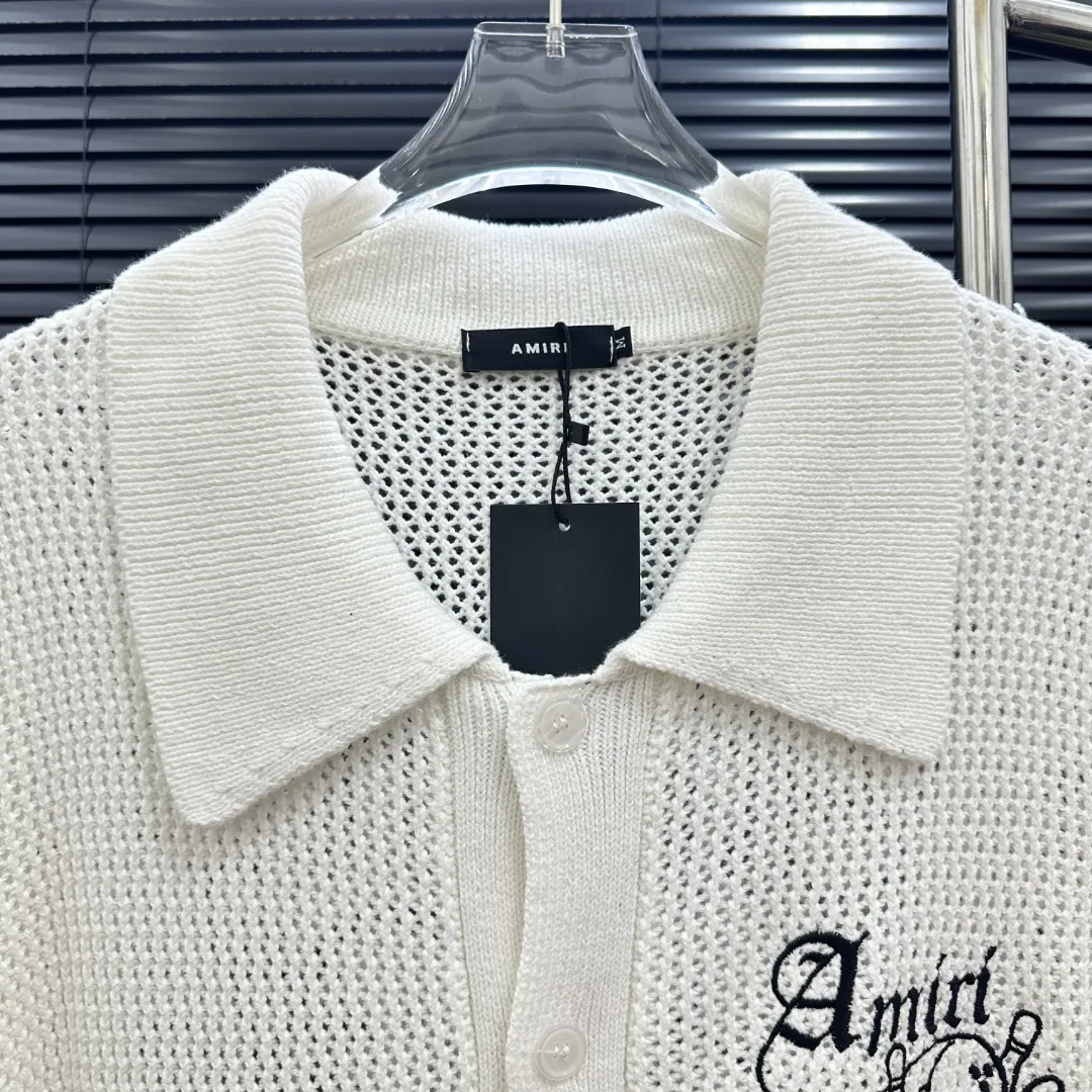 P300 Style: AMIRI bowling knitted POLO cardigan short-sleeved Size: S-XXL Fabric: Wool blend Accessories: Full set of customized original accessories No gender distinction, same style for men and women