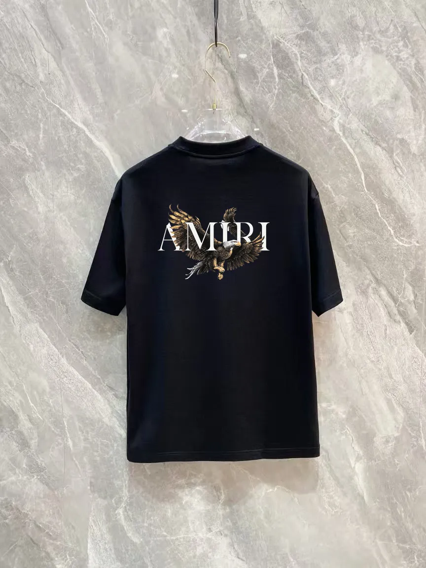 P150 AMIRI 2025 spring and summer new style debut counter, the latest short-sleeved round neck T-shirt, high-end custom design, avant-garde and fashionable! The brand logo is designed with heavy craftsmanship printing, 250 grams of Xinjiang long-staple cotton fabric, comfortable to wear. Counter-level exquisite stitching. Fine workmanship. The upper body effect is incomparably handsome! A must-have item for a stylish man! Color: Black White Size: S-2XL (sub-size) Slightly wide version Size: S M L Due to manual measurement, there is a deviation of about 1-3CM in the size, please forgive me.