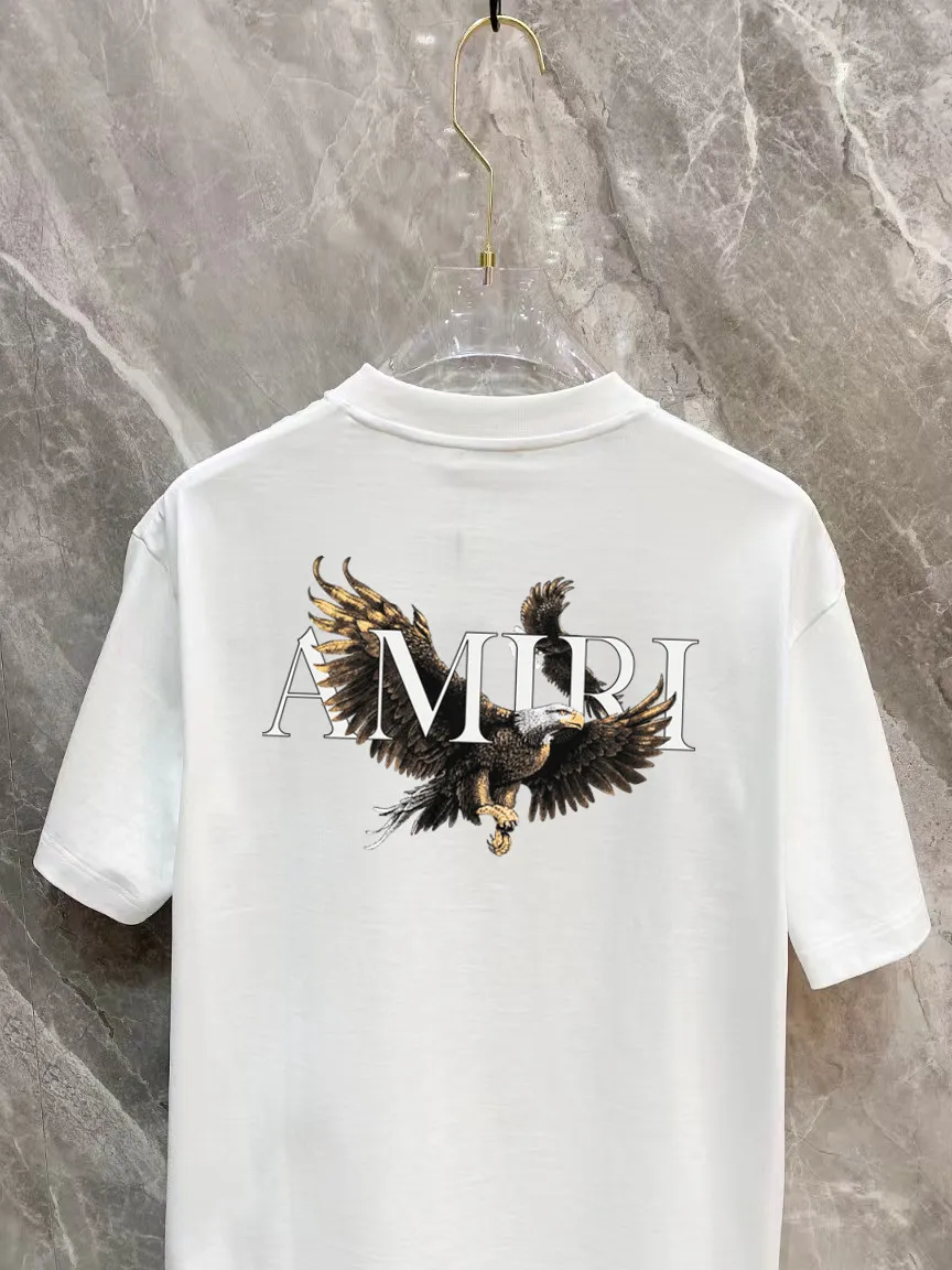 P150 AMIRI 2025 spring and summer new style debut counter, the latest short-sleeved round neck T-shirt, high-end custom design, avant-garde and fashionable! The brand logo is designed with heavy craftsmanship printing, 250 grams of Xinjiang long-staple cotton fabric, comfortable to wear. Counter-level exquisite stitching. Fine workmanship. The upper body effect is incomparably handsome! A must-have item for a stylish man! Color: Black White Size: S-2XL (sub-size) Slightly wide version Size: S M L Due to manual measurement, there is a deviation of about 1-3CM in the size, please forgive me.