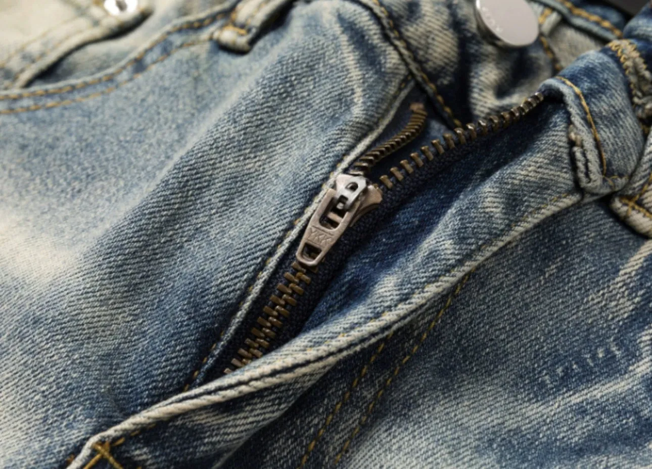 #N11 P246💰 (Top version) AMIRI hot-selling high street jeans, slim-fit stretch washed knife-cut trousers for men, AMIRI amiri is transliterated as Emil, which is the name of the founder. Mike Amiri, the founder of amiri, grew up in Los Angeles, USA. He was influenced by local street culture and Punk Rock since childhood, so he founded the amiri brand named after himself. A variety of trendy clothing meets the needs of different trendy players. Amiri clothing has novel and unique styles and is a well-known street brand in the United States. The styles and styles of many clothes are loved by many street photographers. The various clothing styles meet the dressing needs of different people, show their unique temperament, and show the trend of dressing. amiri's jeans are relatively famous. Not only do they have many styles, but the quality of the jeans is also very good. Many celebrities have also worn amiri brand jeans. Color: Picture color Size: 28, 30, 32, 34, 36 28 30 32 34 36 Waist 71 76 81 86 91 Qianlang 26.5 27.5 28.5 29.5 30.5 Hou Lang 37 38 39 40 41 Foot 14 14.8 15.6 16.4 17.2 Foreign Minister 100 102 104 106 107
