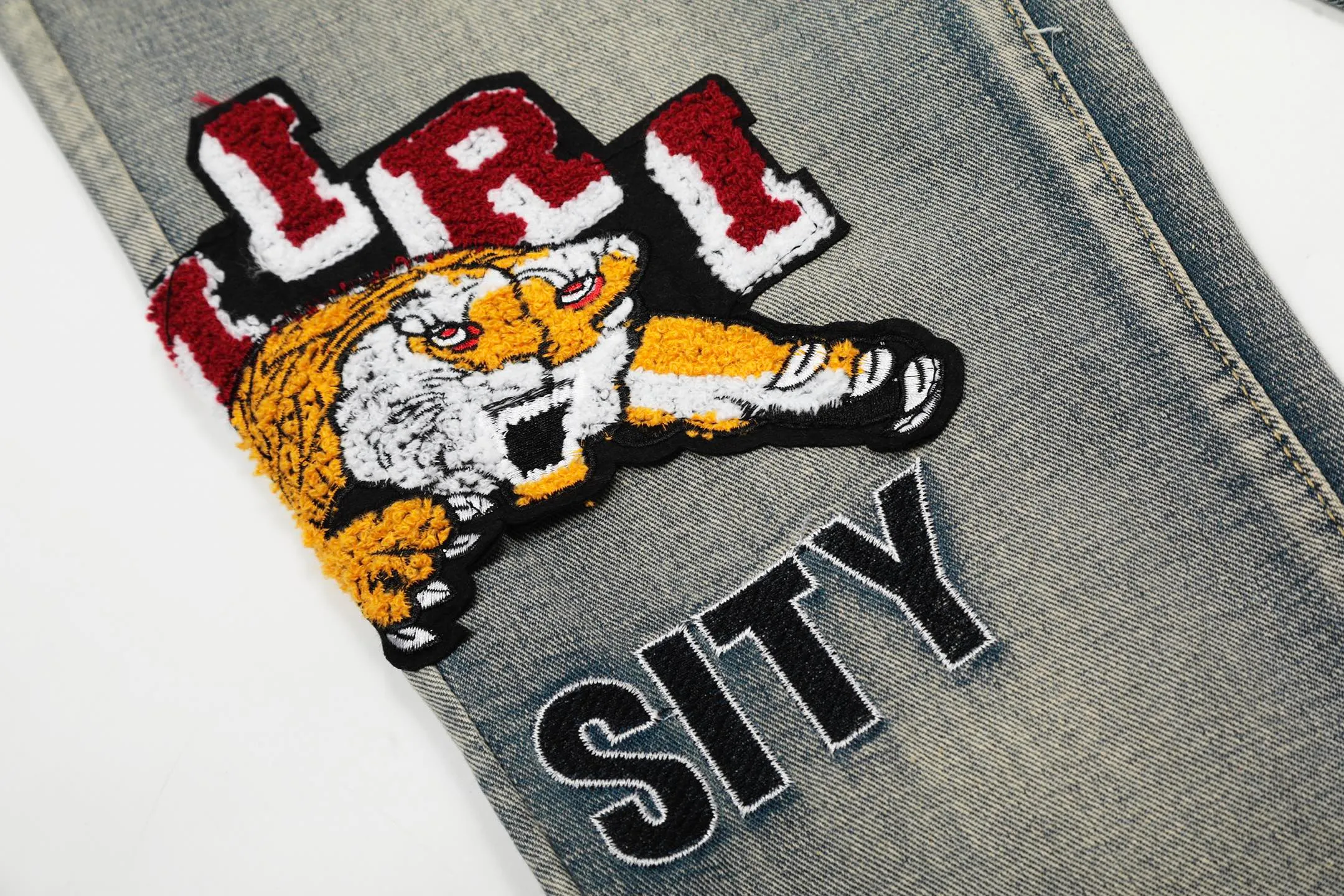 #M15 P168💰 Heavy AMIRI 24ss Embroidery Tiger🐯 High Street Jeans Slim Fit Stretch Washed Knife Cut Hole Trousers FOG High Street Men's Fashion AMIRI amiri is transliterated as Emil, which is the name of the founder. Mike Amiri, the founder of amiri, grew up in Los Angeles, USA, and was influenced by local street culture and Punk Rock since he was a child. Due to his influence, he founded the amiri brand named after himself. A variety of trendy clothing meets the needs of different fashion players. Amiri clothing has novel and unique styles and is a well-known street brand in the United States. The styles and styles of many clothes are loved by many street photographers. The various clothing styles meet the dressing needs of different people, show their unique temperament, and show the trend of dressing. amiri's jeans are relatively famous. Not only do they have many styles, but the quality of the jeans is also very good. Many celebrities have also worn amiri brand jeans. Color: Picture color Size: 30-32-34-36