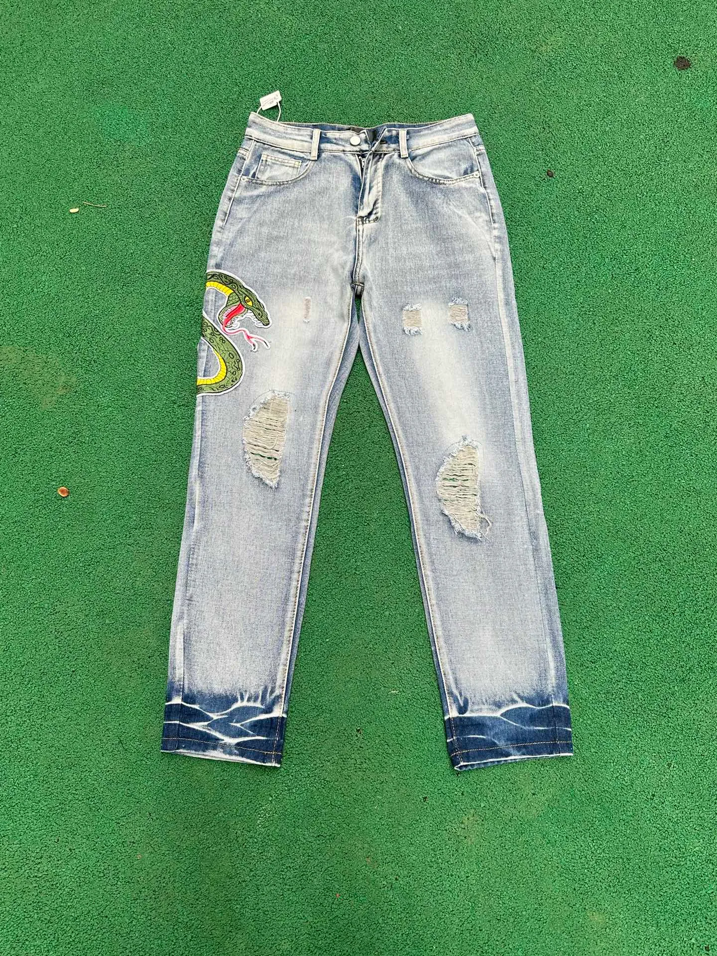 #M90 P168💰 AMIRI patch embroidery jeans trousers AMIRI high street basic ripped tight elastic jeans trousers amiri brand jeans break the production process and cutting of the original jeans, the fabrics are softer and more comfortable Hand-sewn collar label Customized logo buttons Genuine leather tag Color: Picture color Size: 30-32-34-36