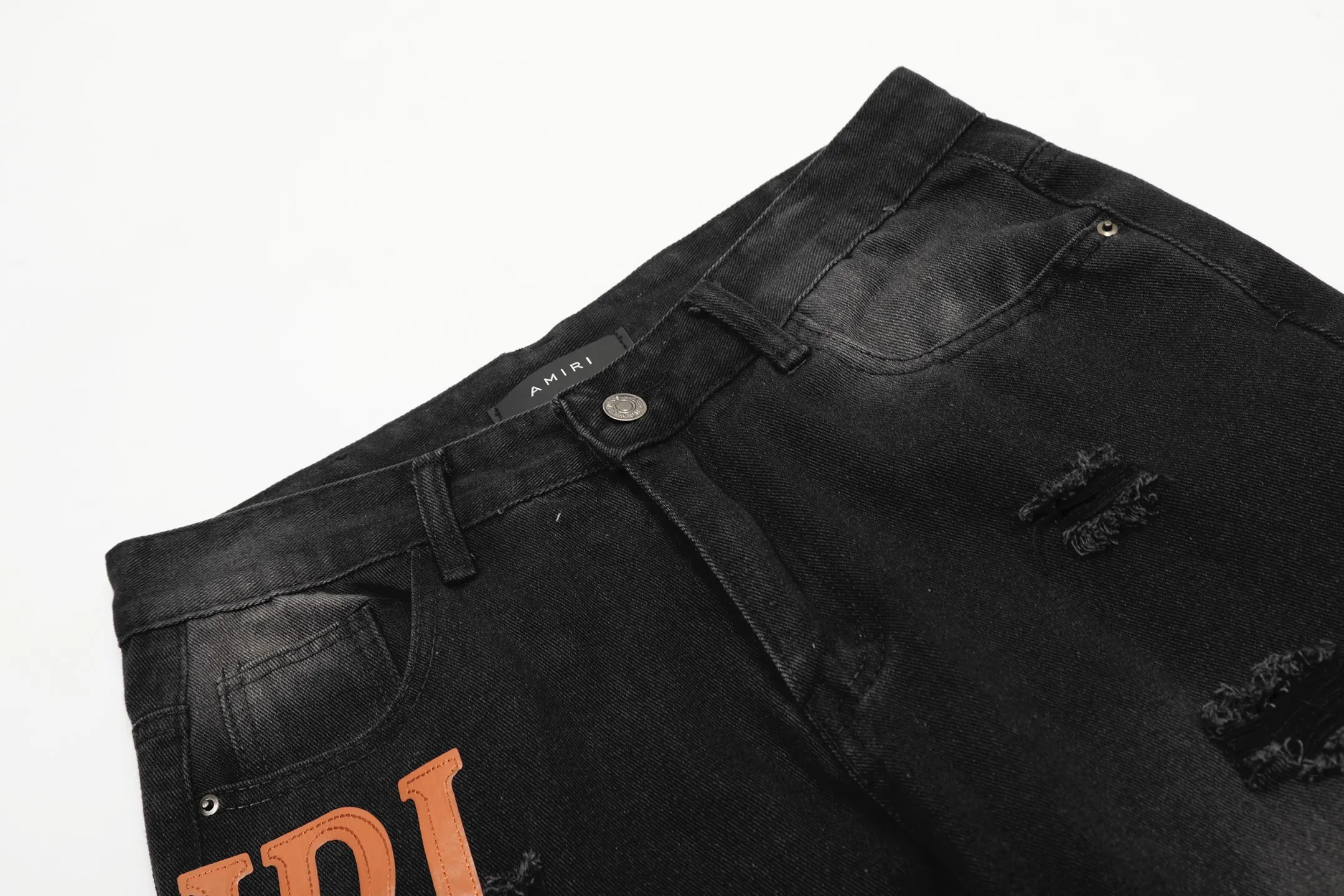 #M24 P168💰 Amiri classic letter embroidery ripped washed small-foot jeans Slim-fitting small-foot jeans Produced by a major washed factory Full of high-end sense Partial destruction of the knees with leather design Already used as a facade design Leather waist nameplate The focus of this style is not on washing, but on the shape and version of the destruction The secret lies in the craftsmanship of the master. The cost of post-processing, grinding, cutting, etc. is far beyond the cost of assembly line products. Color: Picture color Size: 30-32-34-36