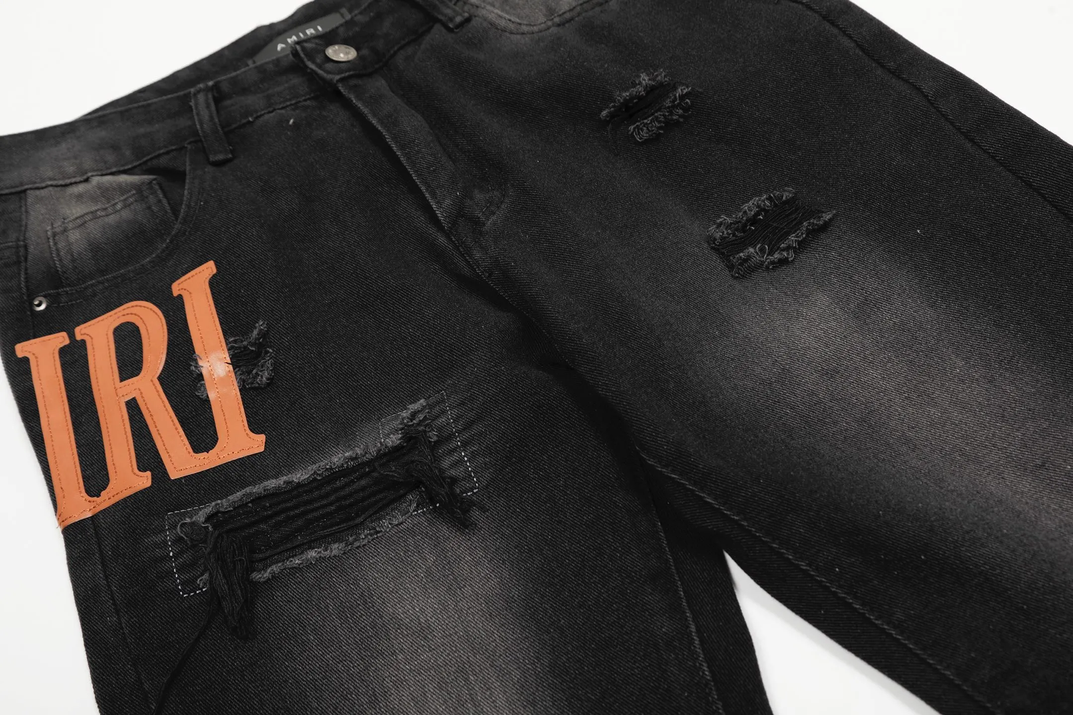 #M24 P168💰 Amiri classic letter embroidery ripped washed small-foot jeans Slim-fitting small-foot jeans Produced by a major washed factory Full of high-end sense Partial destruction of the knees with leather design Already used as a facade design Leather waist nameplate The focus of this style is not on washing, but on the shape and version of the destruction The secret lies in the craftsmanship of the master. The cost of post-processing, grinding, cutting, etc. is far beyond the cost of assembly line products. Color: Picture color Size: 30-32-34-36