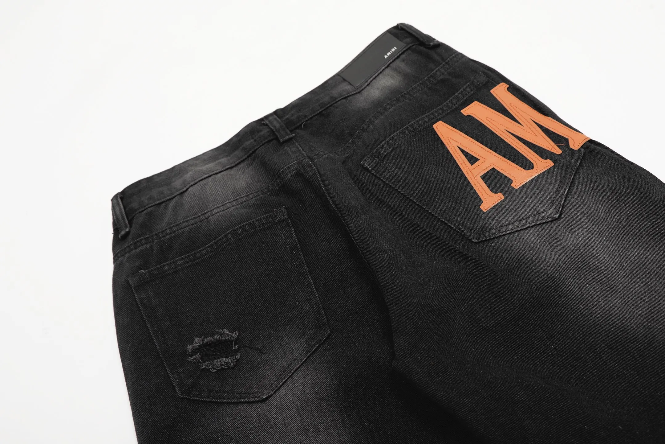 #M24 P168💰 Amiri classic letter embroidery ripped washed small-foot jeans Slim-fitting small-foot jeans Produced by a major washed factory Full of high-end sense Partial destruction of the knees with leather design Already used as a facade design Leather waist nameplate The focus of this style is not on washing, but on the shape and version of the destruction The secret lies in the craftsmanship of the master. The cost of post-processing, grinding, cutting, etc. is far beyond the cost of assembly line products. Color: Picture color Size: 30-32-34-36