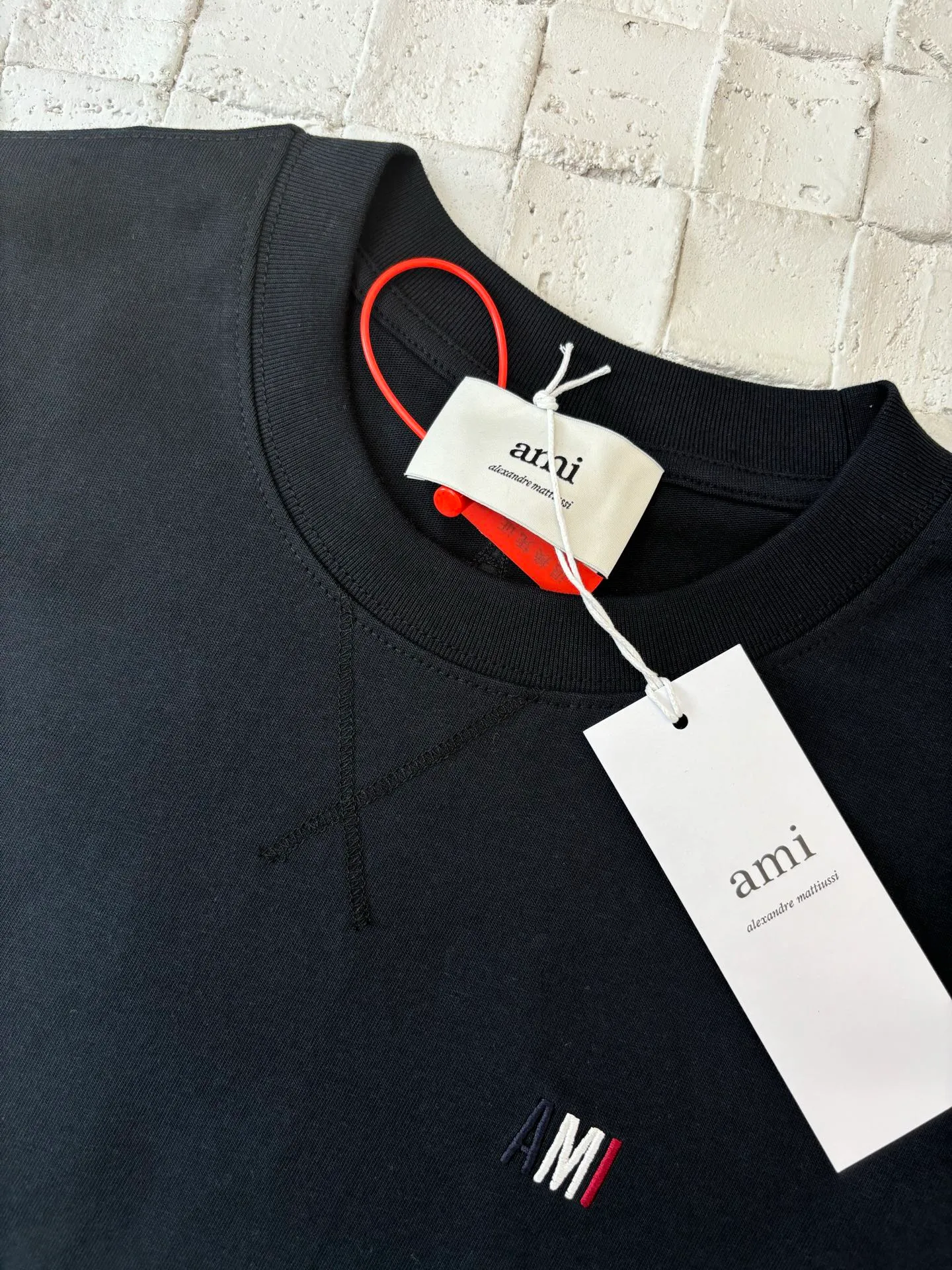 🅿️260 Ami Paris*/25Ss new capsule embroidery short-sleeved T-shirt. Customized luxurious and high-quality cotton essence. Soft and delicate, comfortable and skin-friendly. Pure beige as the main color, as soft and tolerant as clouds. Blue, white and red AMI capsule embroidery on the chest. The collision of blue, white and red colors is like a smart artistic symbol. It complements the rear ❤️A to add brand recognition with a minimalist shape. Contains the soul of fashion, adopts imported machine embroidery technology, uses advanced computer control systems and precision mechanical components to realize Ami capsule three-color embroidery and ❤️A embroidery operations with high precision, smooth and delicate lines Size: S/M/L/XL