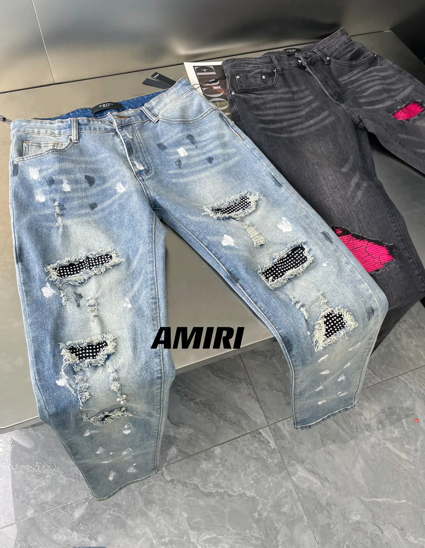 P260 Heavy Industry Version🔥 Item No.: A02 Style: AMIRI MX1 White Diamond Splashed Ink Hot Diamond High Street Jeans Slim Fit Stretch Washed Knife Hole Trousers Produced by a Large Washing Factory Front and Back Whiskers on the trouser legs are faded Full of high-end sense Partial destruction of the knees with leather design Already used as facade design Leather waist nameplate Customized crotch department placket hardware with engraved molding The focus of this style is not on washing, but on the shape and pattern of damage. The secret lies in the craftsmanship of the master. The cost of post-processing, grinding, machining, knife cutting, etc. These hand-made products are far beyond comparison with assembly line products. Size #28-34➡️S-XL Color #Washed Blue