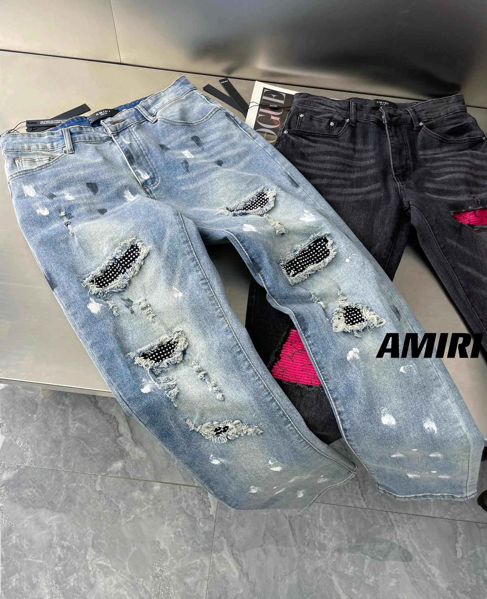 P260 Heavy Industry Version🔥 Item No.: A02 Style: AMIRI MX1 White Diamond Splashed Ink Hot Diamond High Street Jeans Slim Fit Stretch Washed Knife Hole Trousers Produced by a Large Washing Factory Front and Back Whiskers on the trouser legs are faded Full of high-end sense Partial destruction of the knees with leather design Already used as facade design Leather waist nameplate Customized crotch department placket hardware with engraved molding The focus of this style is not on washing, but on the shape and pattern of damage. The secret lies in the craftsmanship of the master. The cost of post-processing, grinding, machining, knife cutting, etc. These hand-made products are far beyond comparison with assembly line products. Size #28-34➡️S-XL Color #Washed Blue