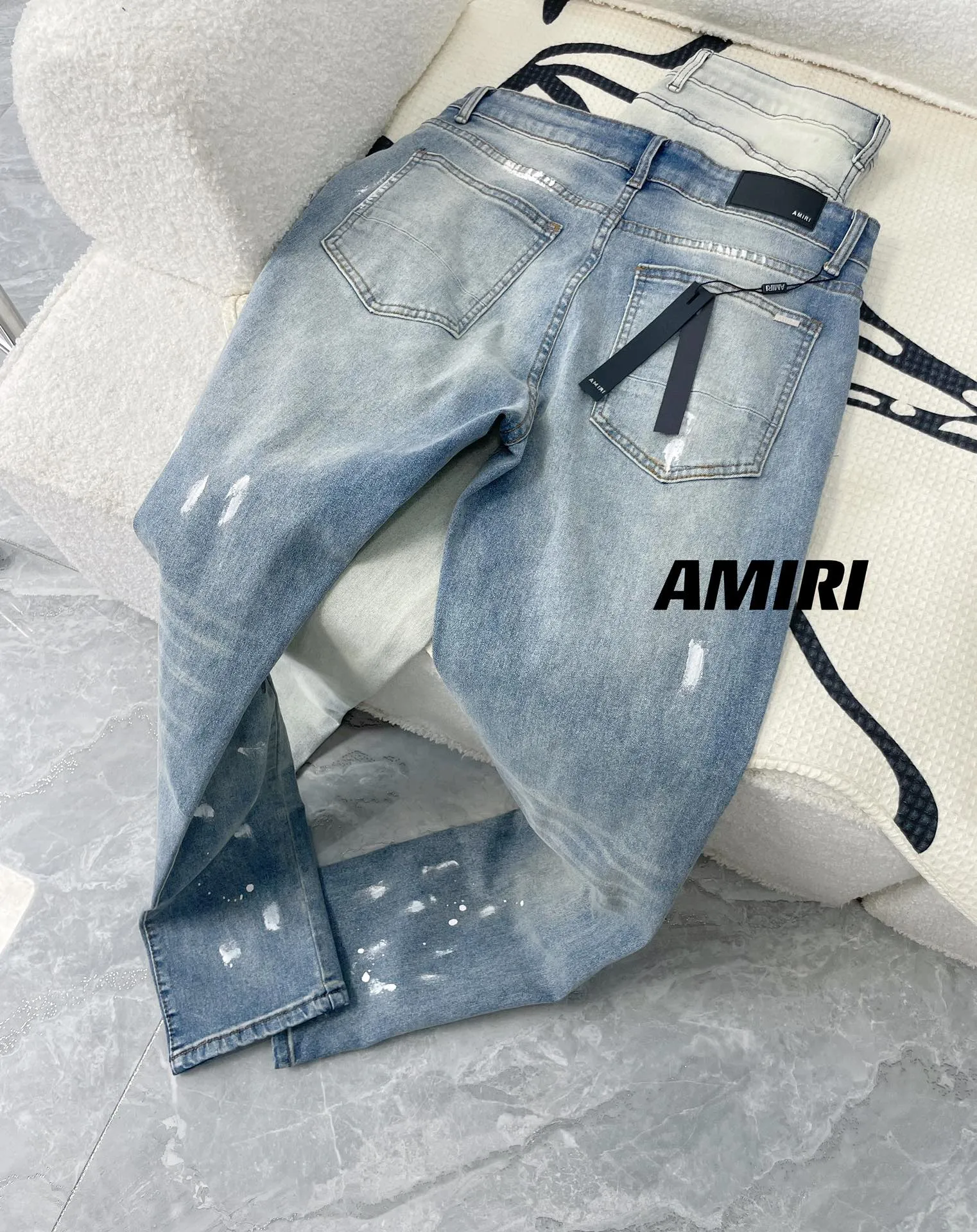 P260 Heavy Industry Version🔥 Item No.: A02 Style: AMIRI MX1 White Diamond Splashed Ink Hot Diamond High Street Jeans Slim Fit Stretch Washed Knife Hole Trousers Produced by a Large Washing Factory Front and Back Whiskers on the trouser legs are faded Full of high-end sense Partial destruction of the knees with leather design Already used as facade design Leather waist nameplate Customized crotch department placket hardware with engraved molding The focus of this style is not on washing, but on the shape and pattern of damage. The secret lies in the craftsmanship of the master. The cost of post-processing, grinding, machining, knife cutting, etc. These hand-made products are far beyond comparison with assembly line products. Size #28-34➡️S-XL Color #Washed Blue