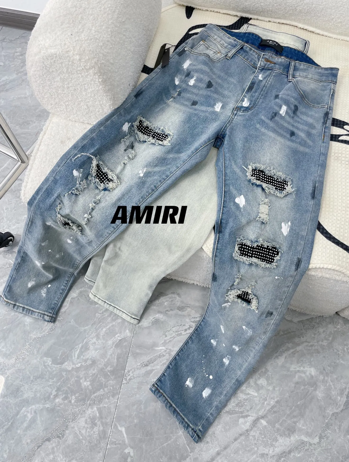 P260 Heavy Industry Version🔥 Item No.: A02 Style: AMIRI MX1 White Diamond Splashed Ink Hot Diamond High Street Jeans Slim Fit Stretch Washed Knife Hole Trousers Produced by a Large Washing Factory Front and Back Whiskers on the trouser legs are faded Full of high-end sense Partial destruction of the knees with leather design Already used as facade design Leather waist nameplate Customized crotch department placket hardware with engraved molding The focus of this style is not on washing, but on the shape and pattern of damage. The secret lies in the craftsmanship of the master. The cost of post-processing, grinding, machining, knife cutting, etc. These hand-made products are far beyond comparison with assembly line products. Size #28-34➡️S-XL Color #Washed Blue