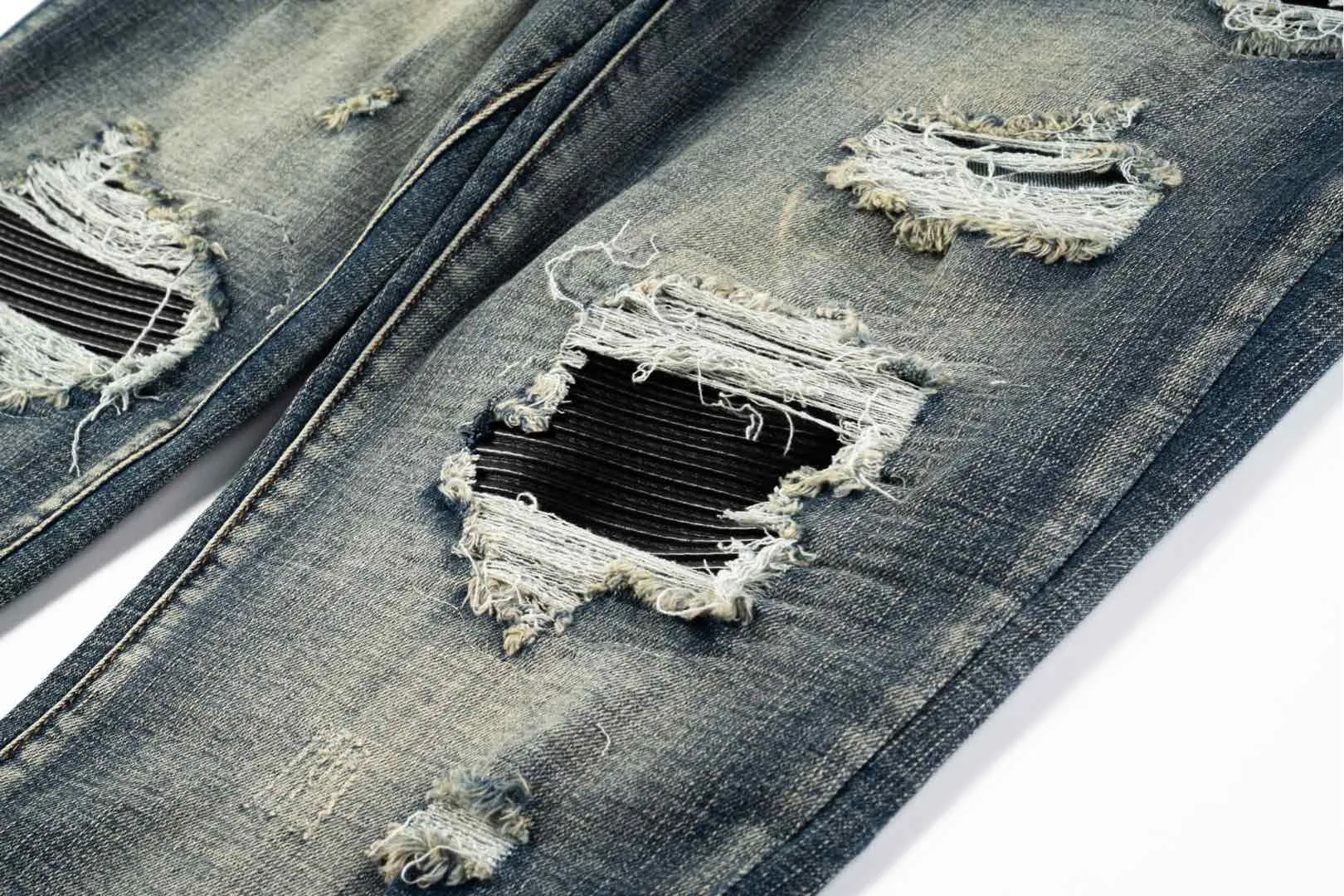 P240 AMIRI Washed and Distressed High Street Slim Jeans and Trousers - In recent years, high street has become an increasingly common word in men's clothing. High street style has also become an important direction for everyone to match. High street related items are basically inseparable from oversize or off-shoulder tops. The lower body is paired with trackpants or tight-fitting denim. In my opinion, the most representative one is perhaps the denim. Operated by Ningbo washing factory. Front and back. Cat whiskers on trouser legs to play with beautiful fading. Full of high-end feel, the knee-part destroyed design is combined with the patchwork design. It has been used as a facade design. Leather waist nameplate. Customized crotch placket hardware. Engraved molding. Style number: 1629# Size: 30 32 34 36 38