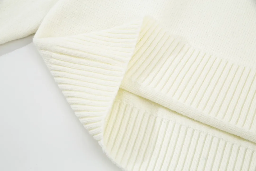 A8146# [Christmas Capsule Series] AMI Paris 2023 Autumn and Winter New Product Silver Big Heart Alpaca Blended Soft and Waxy Knitted Round Neck Sweater Oversize Version Same Style for Men and Women Color: Off-White Size: S-XL