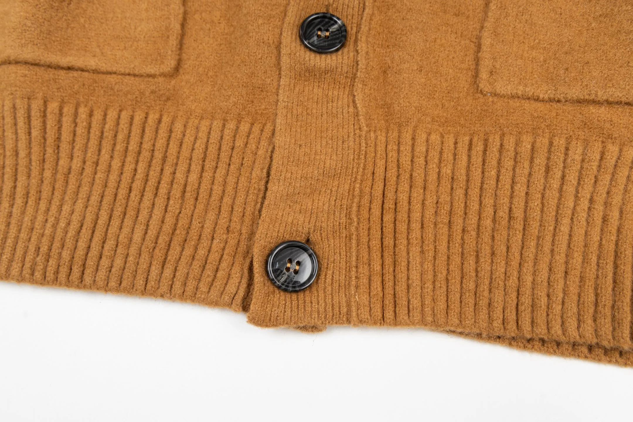 🅿️600 [Exclusive supply] Ami love jacquard double pocket knitted cardigan (brown). The original purchase was purchased for 3,399 and developed. The fabric is made of alpaca wool to maintain a stable pattern. The stitching is even and firm, and the details are meticulously handled, reflecting the brand's strict control over quality. The overall design is simple and elegant, suitable for various occasions. Whether it is business or leisure, it can show an elegant and decent style. The overall wiring is straight and delicate, the fabric is comfortable and soft, and the color is consistent without color difference. It can be matched with the same style to create a fashionable look, and can be used in various occasions. Customized accessories, complete with three standards, the same style for men and women. Size:S-M-L-XL