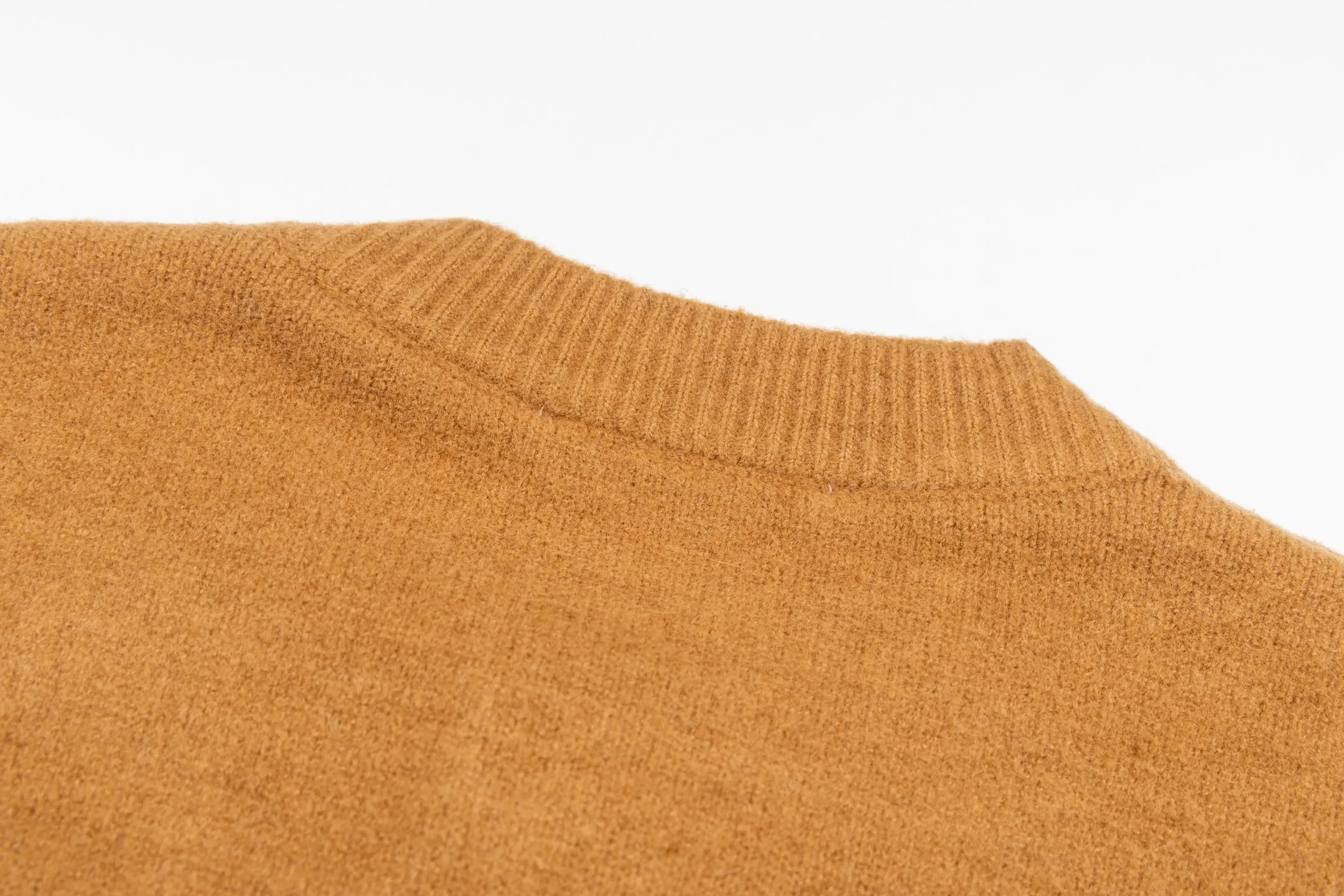 🅿️600 [Exclusive supply] Ami love jacquard double pocket knitted cardigan (brown). The original purchase was purchased for 3,399 and developed. The fabric is made of alpaca wool to maintain a stable pattern. The stitching is even and firm, and the details are meticulously handled, reflecting the brand's strict control over quality. The overall design is simple and elegant, suitable for various occasions. Whether it is business or leisure, it can show an elegant and decent style. The overall wiring is straight and delicate, the fabric is comfortable and soft, and the color is consistent without color difference. It can be matched with the same style to create a fashionable look, and can be used in various occasions. Customized accessories, complete with three standards, the same style for men and women. Size:S-M-L-XL